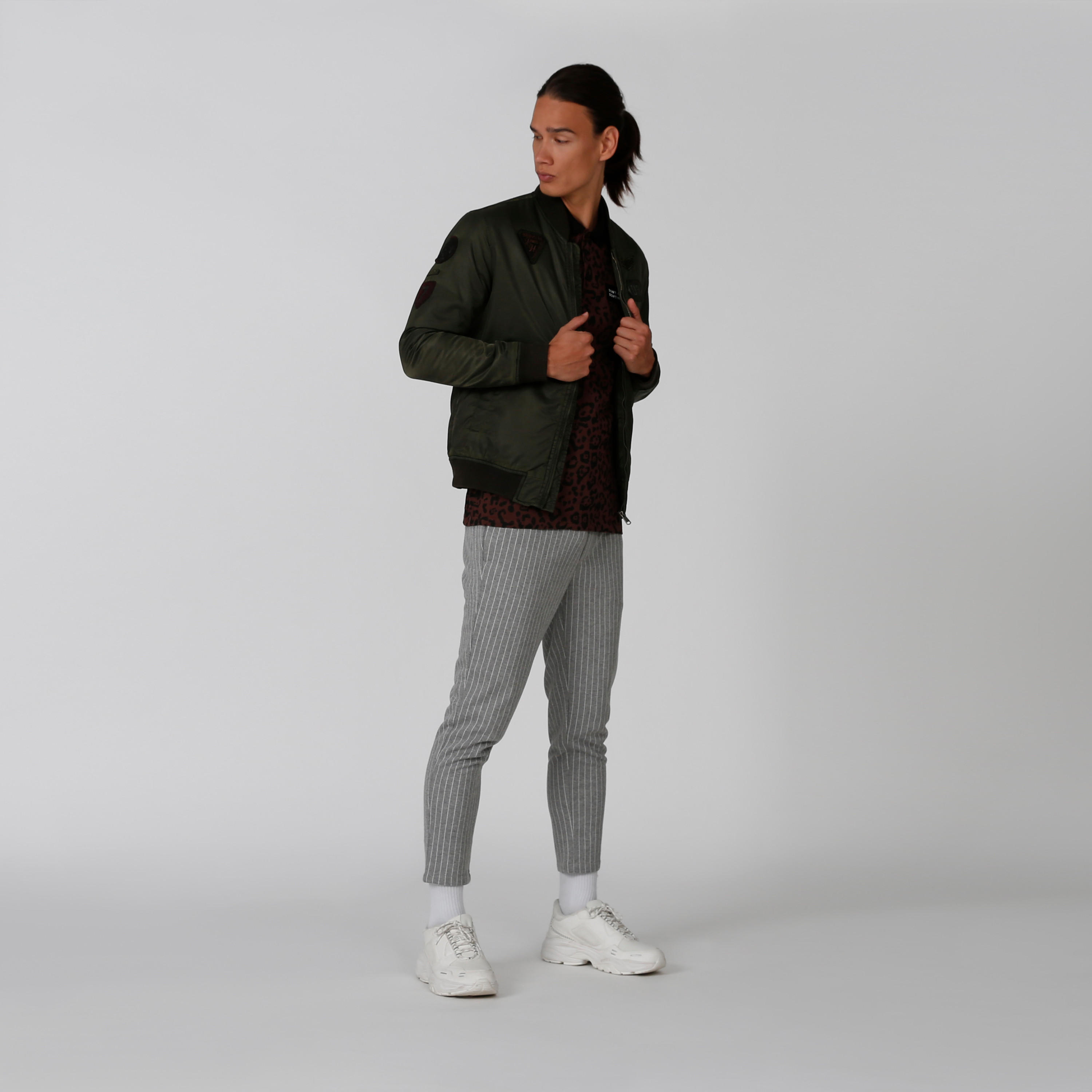 بنطال مقلّم برباط وجيوب من خامات مستدامة-men-clothing-bottoms-trousersandchinos-trousers-image-2