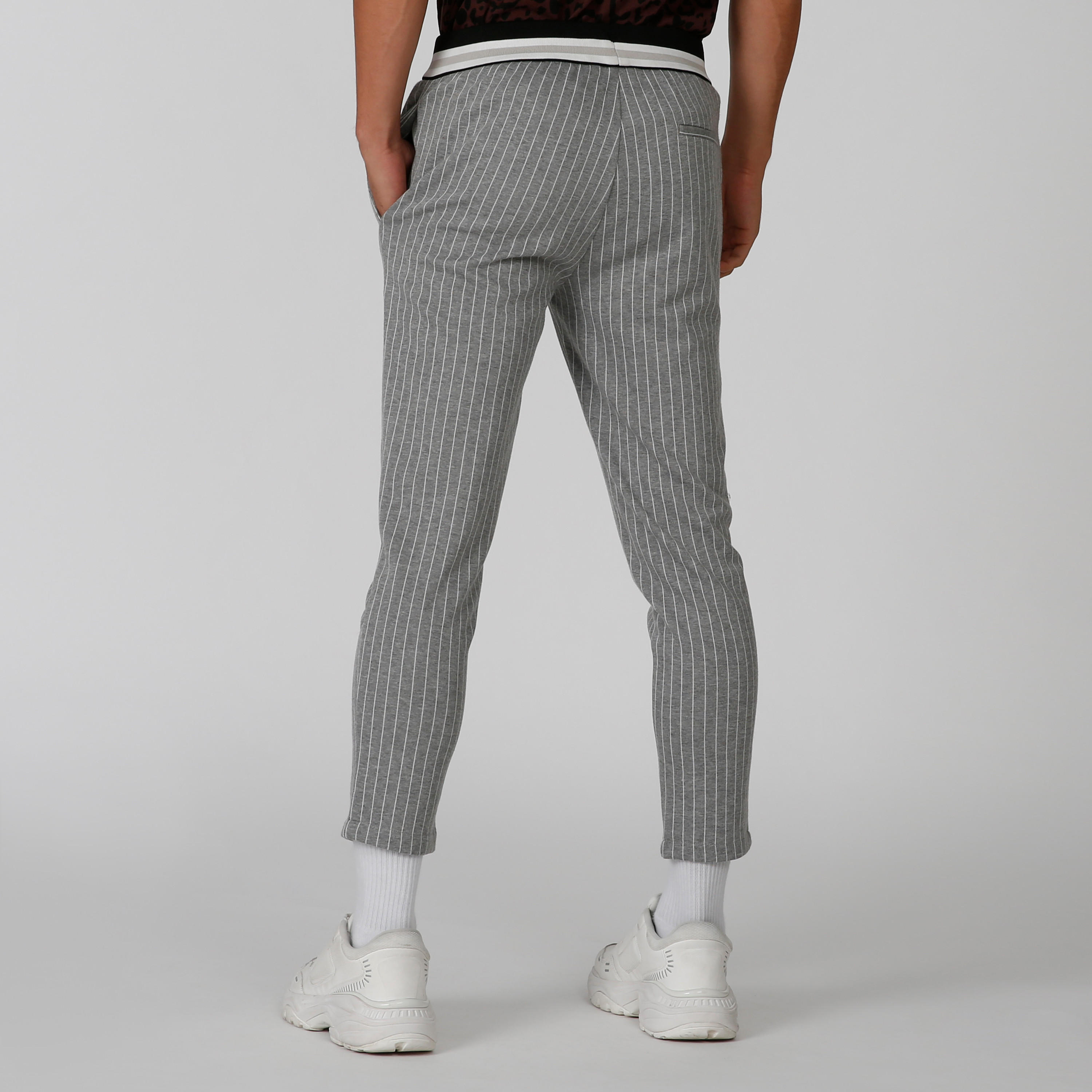 بنطال مقلّم برباط وجيوب من خامات مستدامة-men-clothing-bottoms-trousersandchinos-trousers-image-3