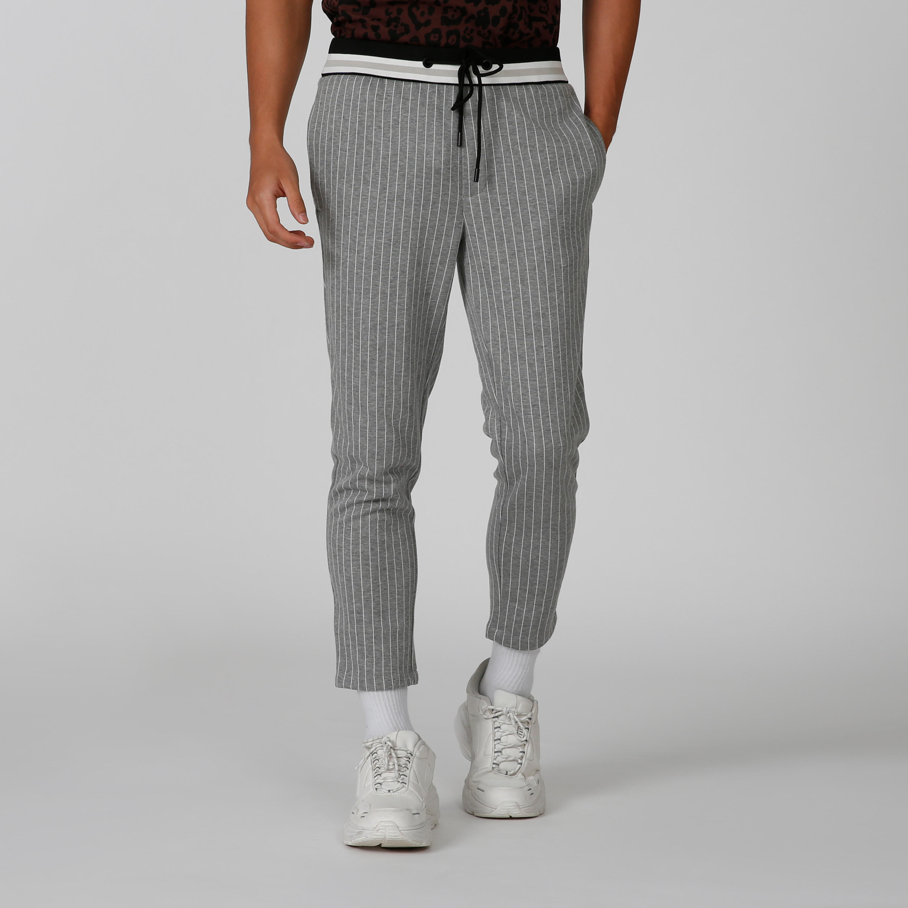 بنطال مقلّم برباط وجيوب من خامات مستدامة-men-clothing-bottoms-trousersandchinos-trousers-image-4