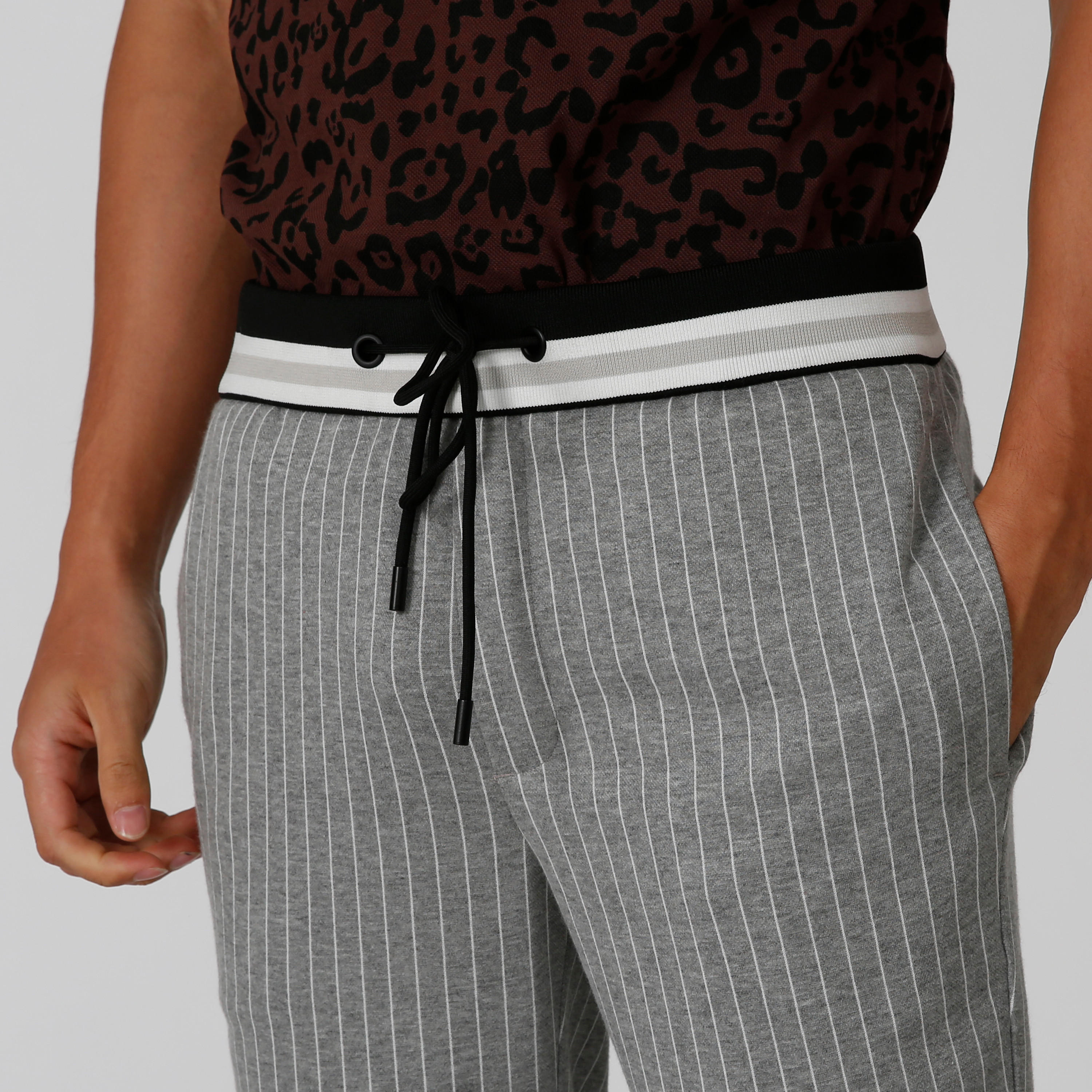 بنطال مقلّم برباط وجيوب من خامات مستدامة-men-clothing-bottoms-trousersandchinos-trousers-image-5