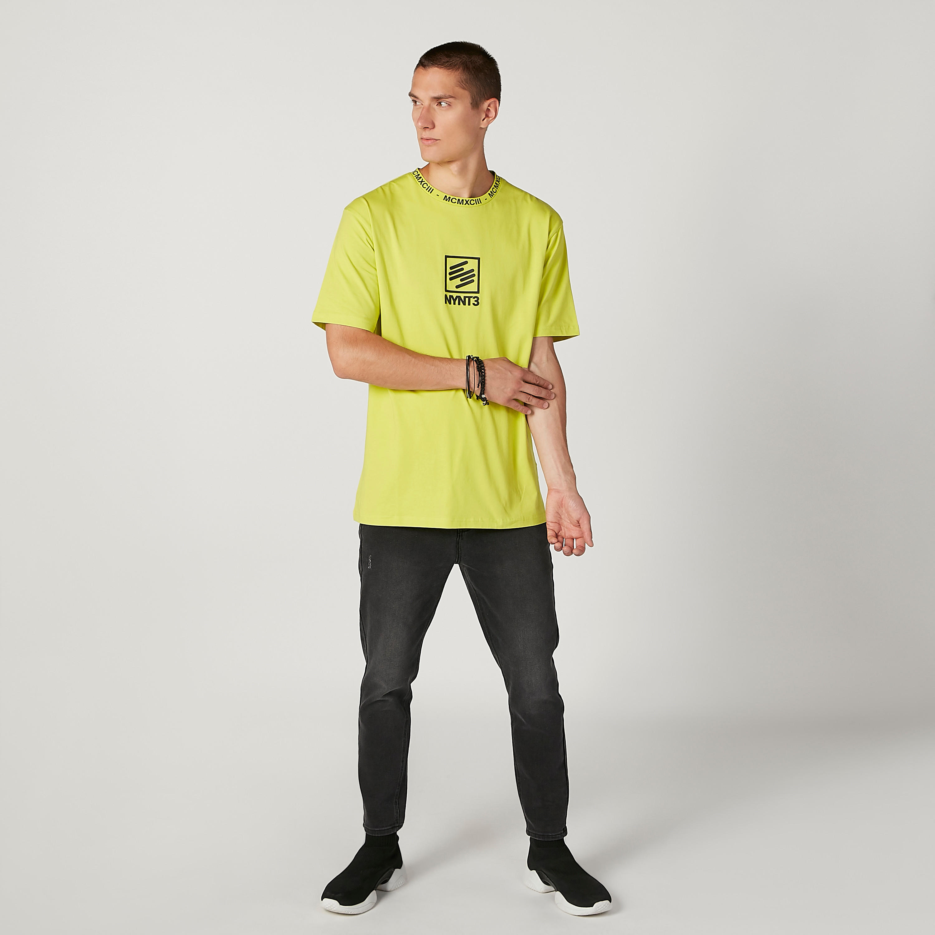 تيشيرت مستدام بياقة مستديرة وأكمام قصيرة وطبعات-men-clothing-tshirtsandpolos-tshirts-image-2