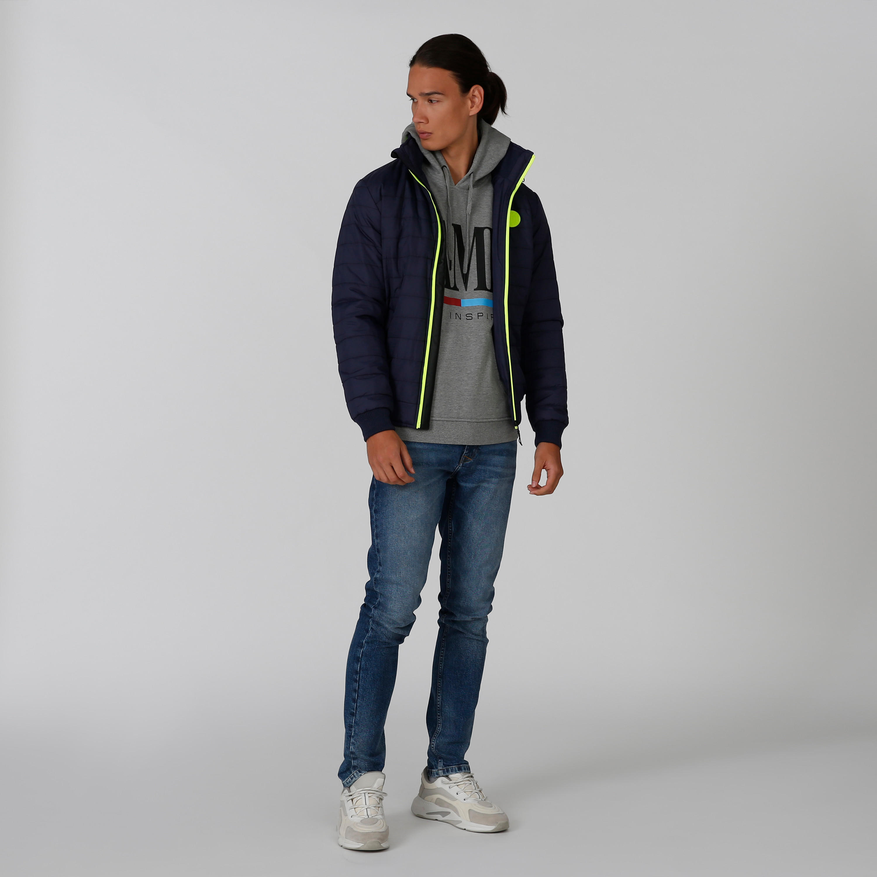 سويت شيرت مستدام بقبّعة وأكمام طويلة وطبعات-men-winterwear-hoodiesandsweatshirts-image-1