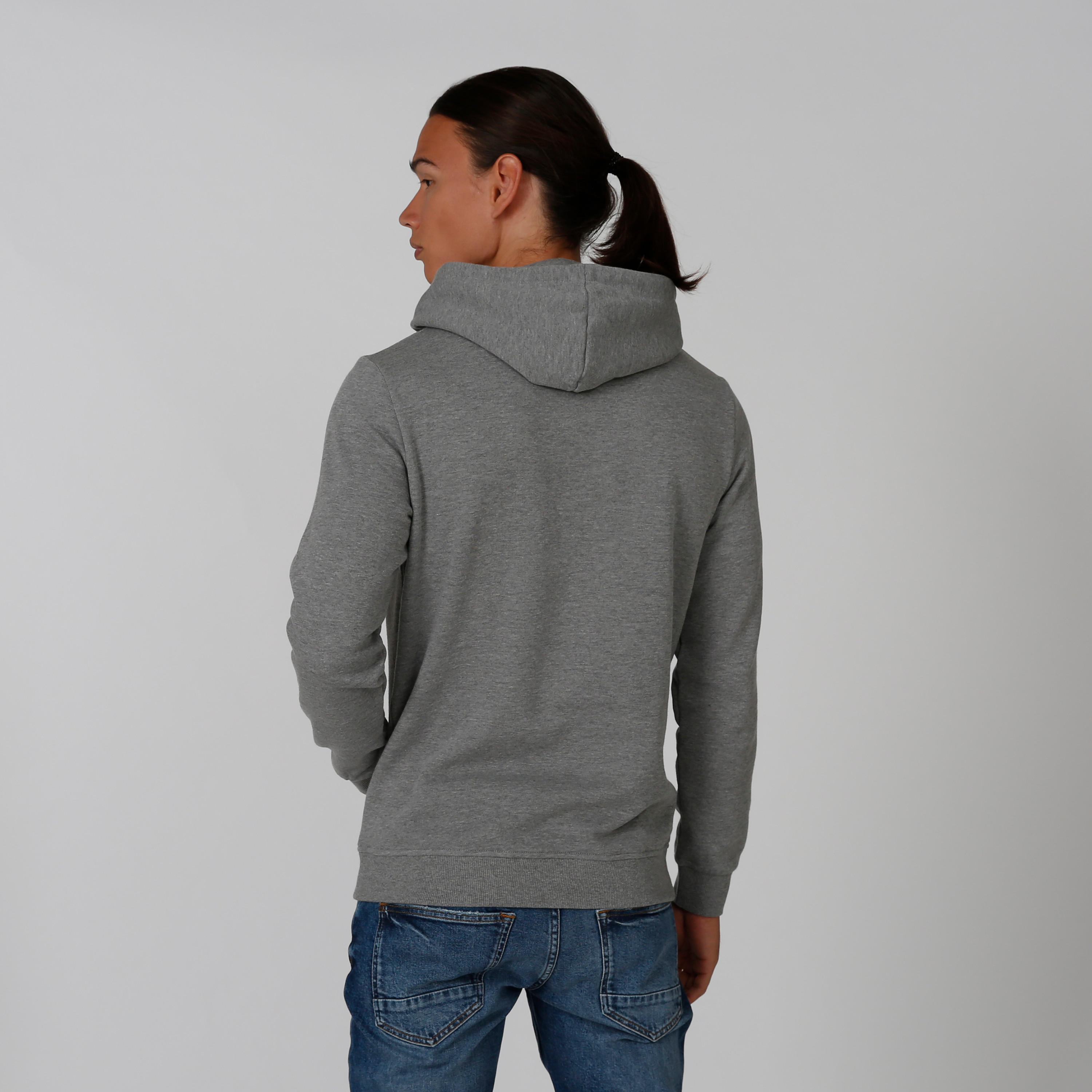 سويت شيرت مستدام بقبّعة وأكمام طويلة وطبعات-men-winterwear-hoodiesandsweatshirts-image-2