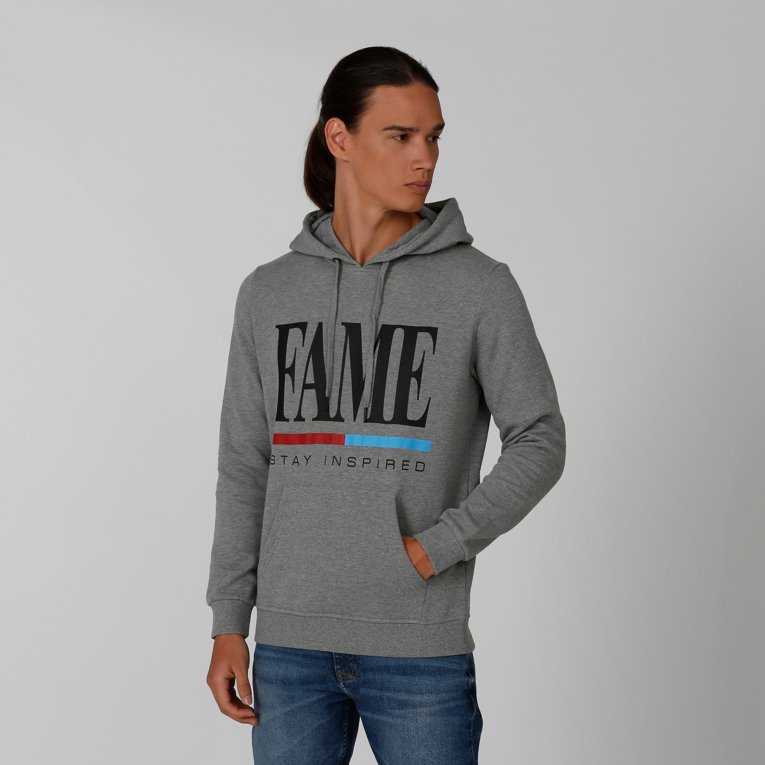 سويت شيرت مستدام بقبّعة وأكمام طويلة وطبعات-men-winterwear-hoodiesandsweatshirts-image-3
