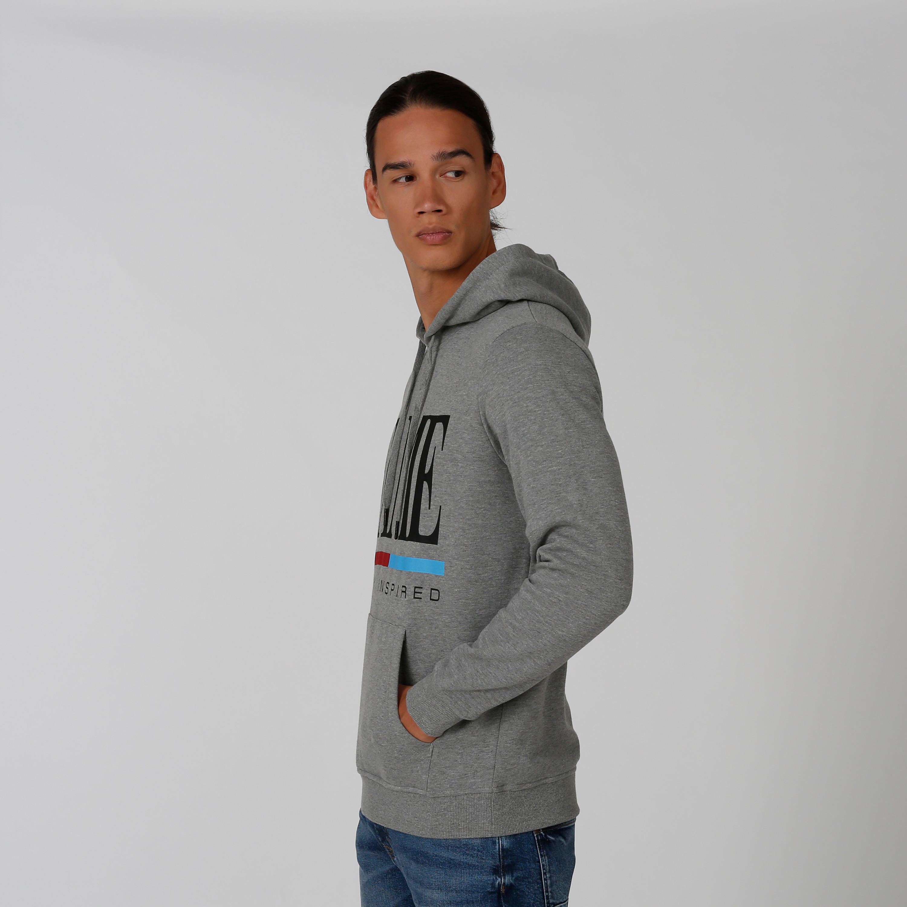 سويت شيرت مستدام بقبّعة وأكمام طويلة وطبعات-men-winterwear-hoodiesandsweatshirts-image-4