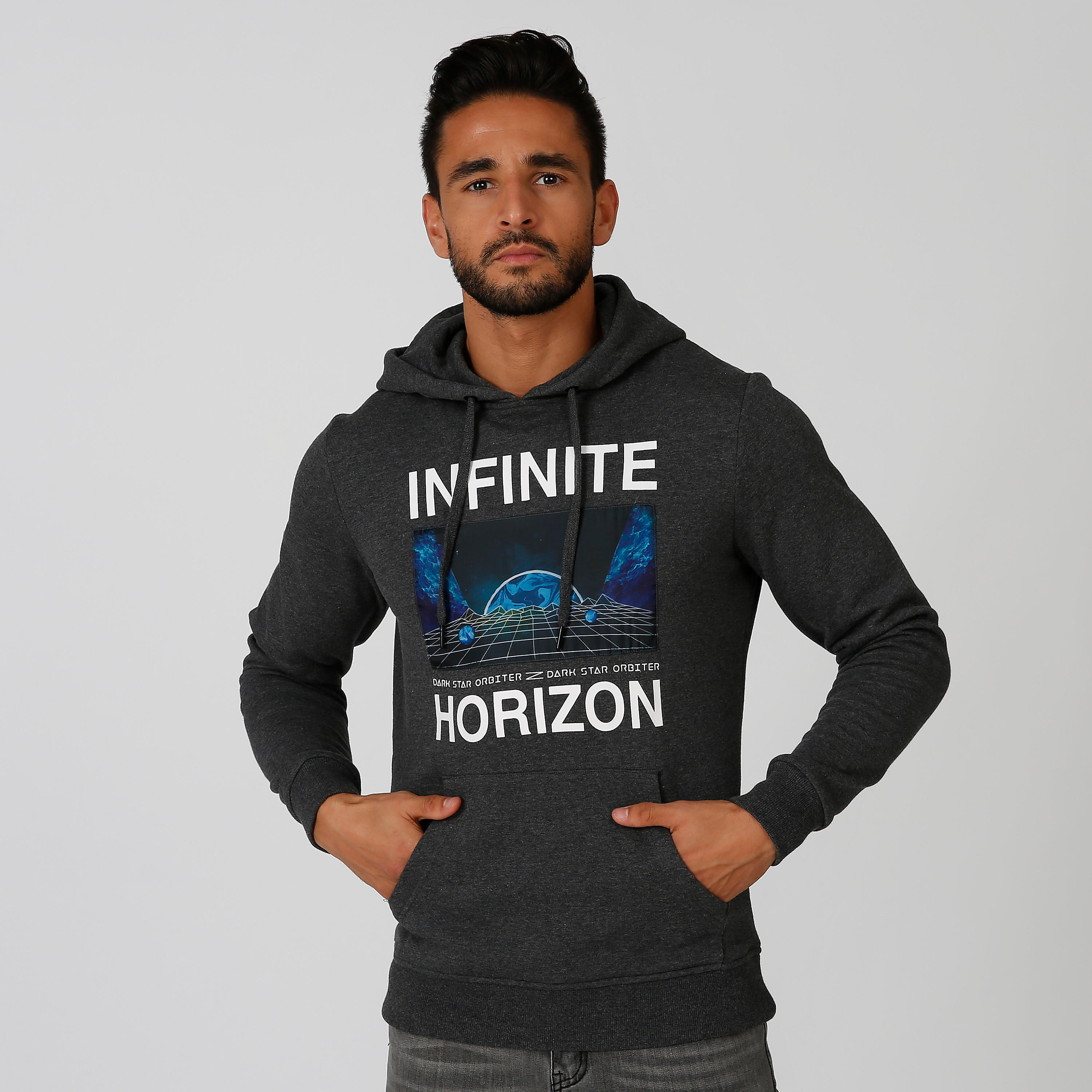 سويت شيرت مستدام بقبّعة وأكمام طويلة وطبعات -men-winterwear-hoodiesandsweatshirts-image-1