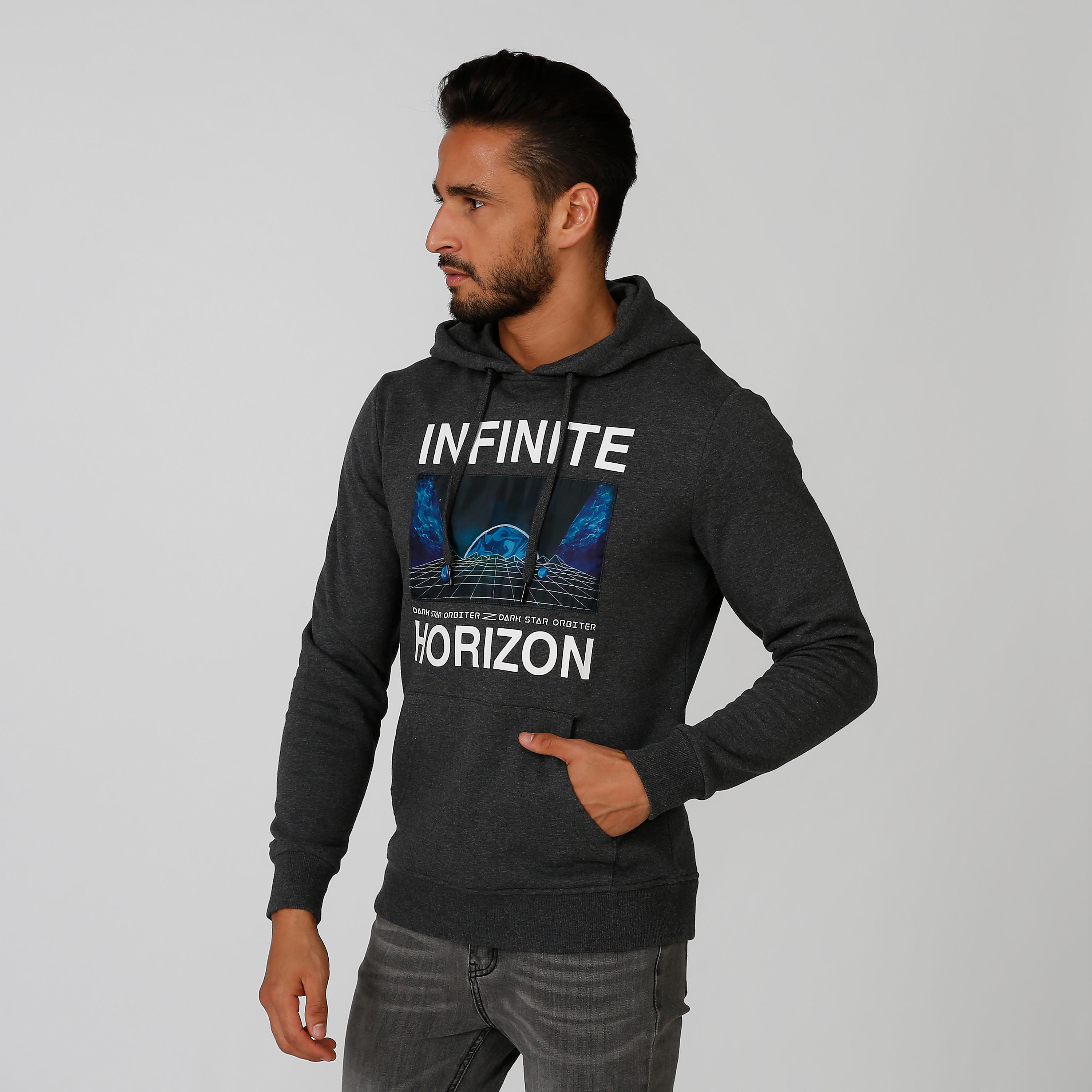 سويت شيرت مستدام بقبّعة وأكمام طويلة وطبعات -men-winterwear-hoodiesandsweatshirts-image-2