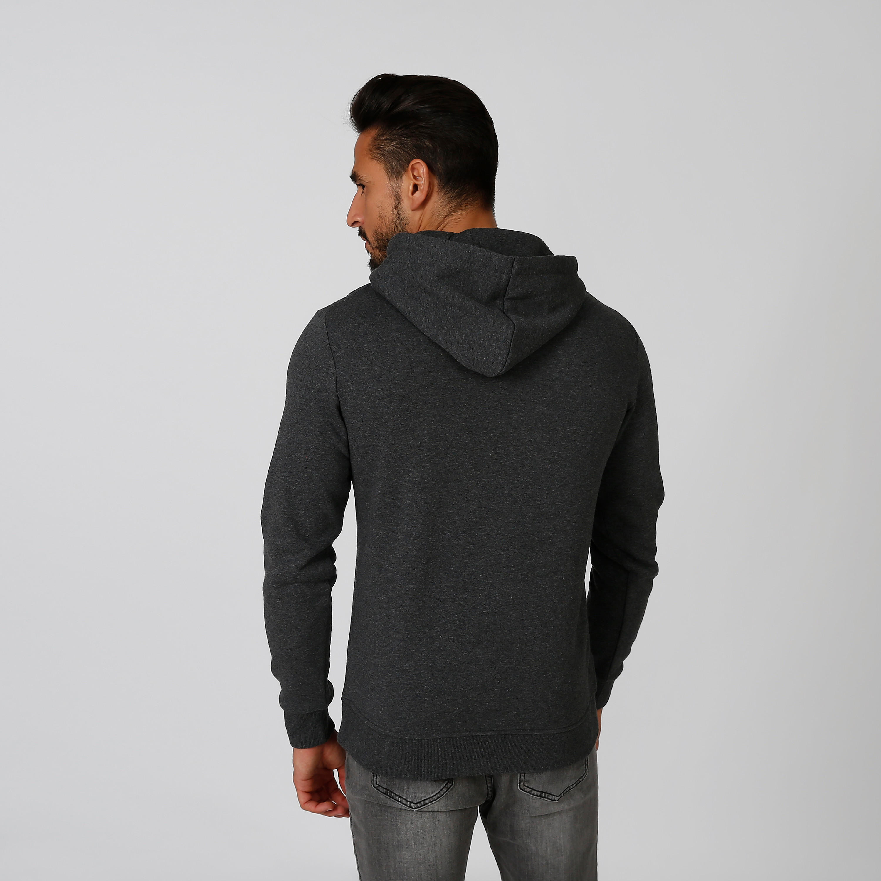سويت شيرت مستدام بقبّعة وأكمام طويلة وطبعات -men-winterwear-hoodiesandsweatshirts-image-3