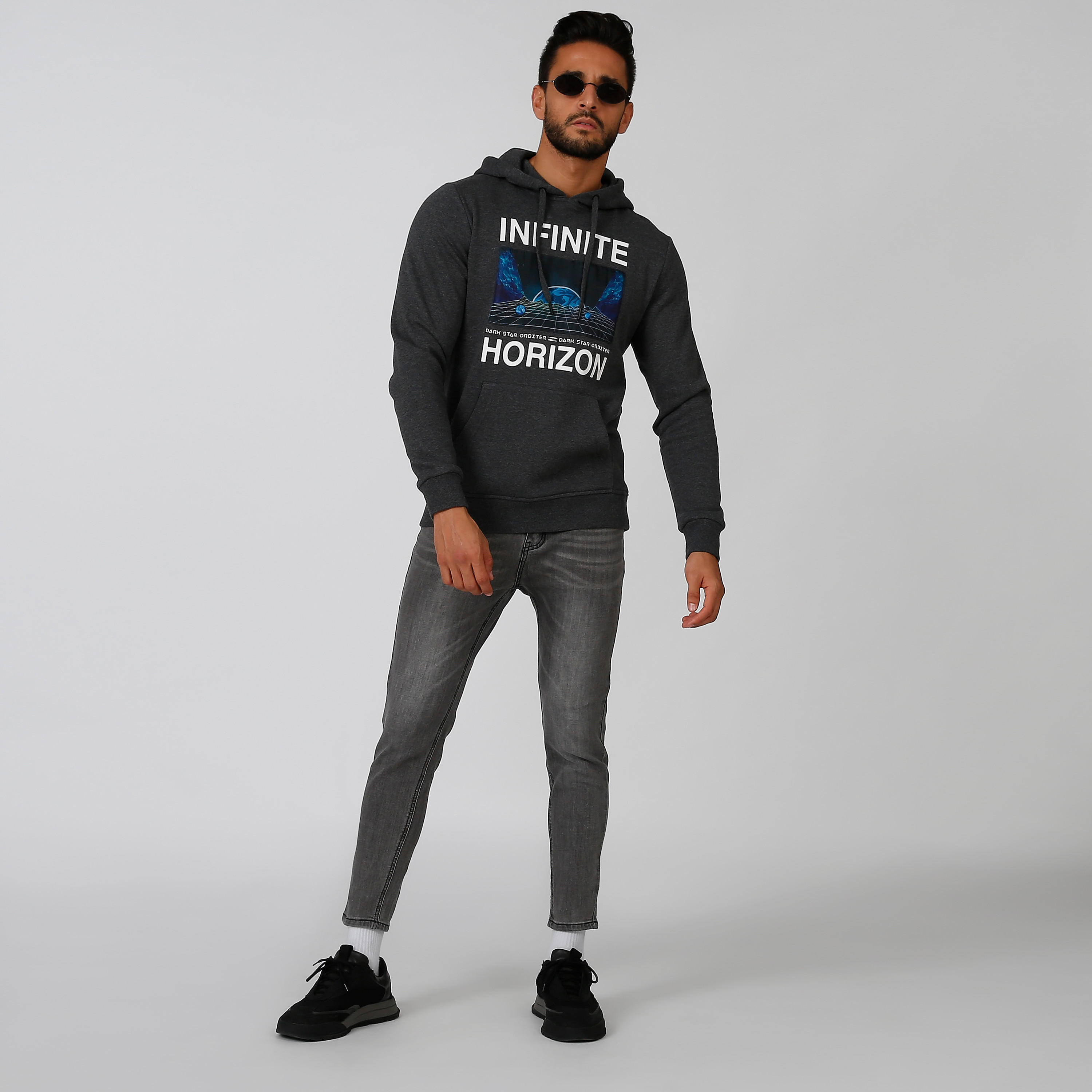 سويت شيرت مستدام بقبّعة وأكمام طويلة وطبعات -men-winterwear-hoodiesandsweatshirts-image-4