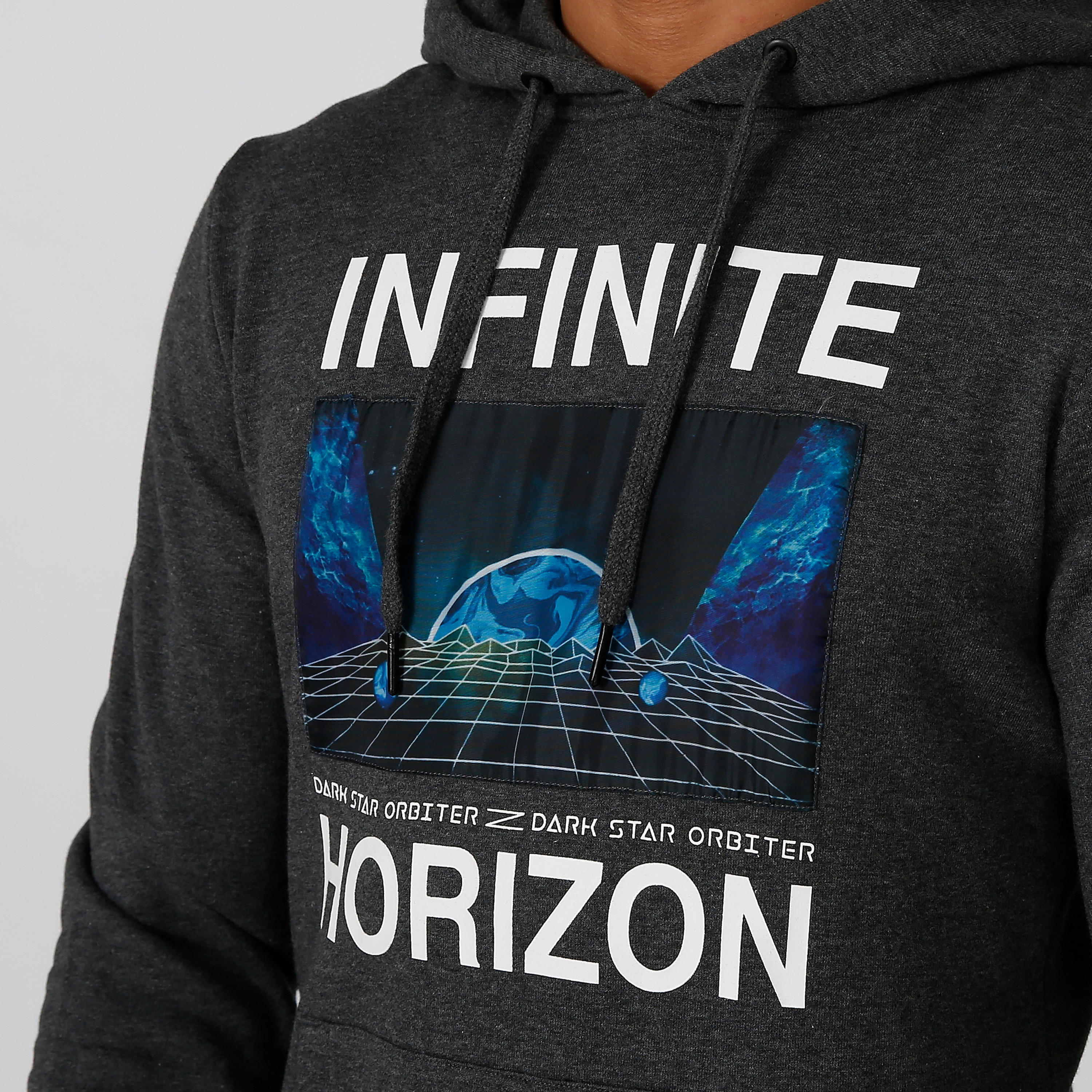 سويت شيرت مستدام بقبّعة وأكمام طويلة وطبعات -men-winterwear-hoodiesandsweatshirts-image-5