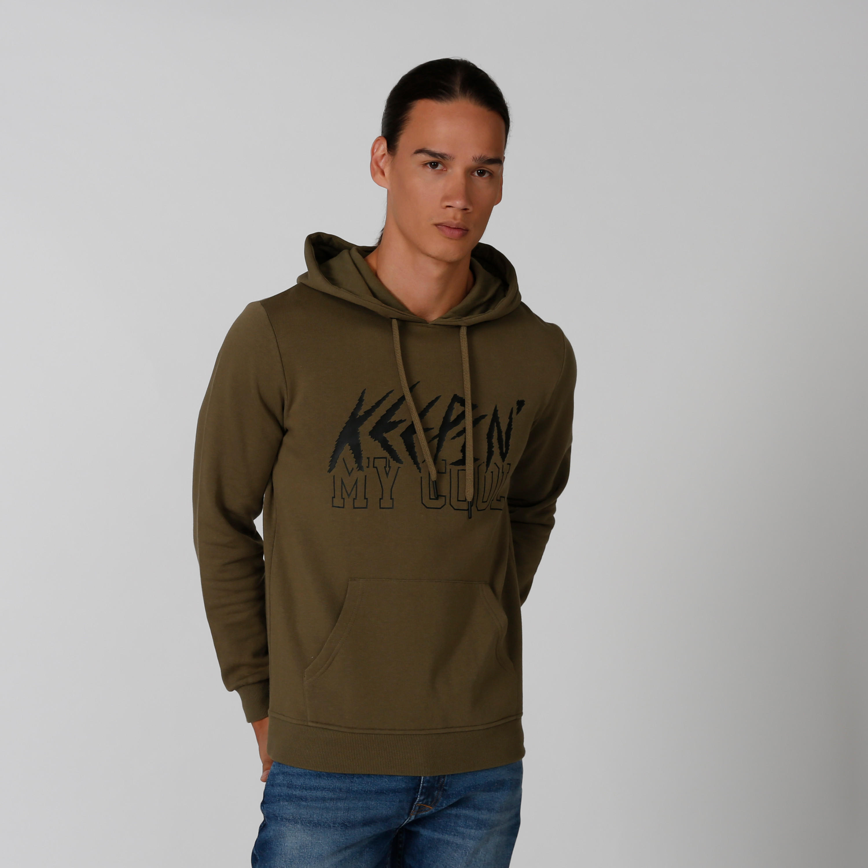 سويت شيرت مستدام بقبّعة وأكمام طويلة وطبعات -men-winterwear-hoodiesandsweatshirts-image-1