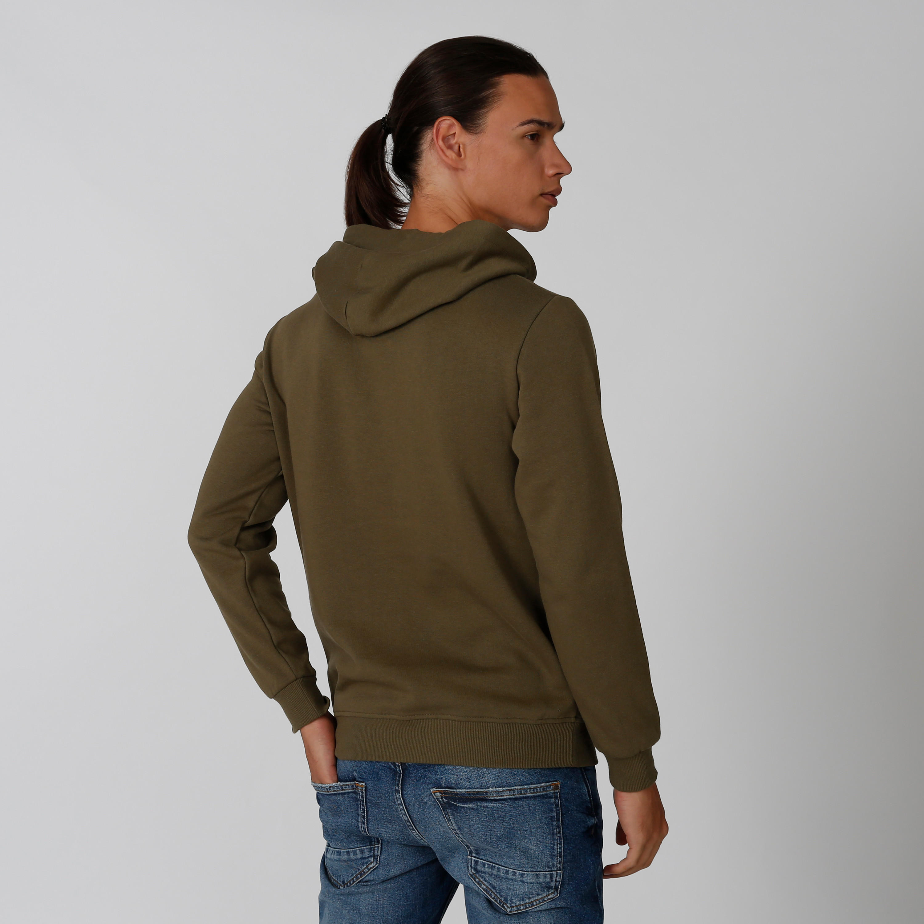 سويت شيرت مستدام بقبّعة وأكمام طويلة وطبعات -men-winterwear-hoodiesandsweatshirts-image-2