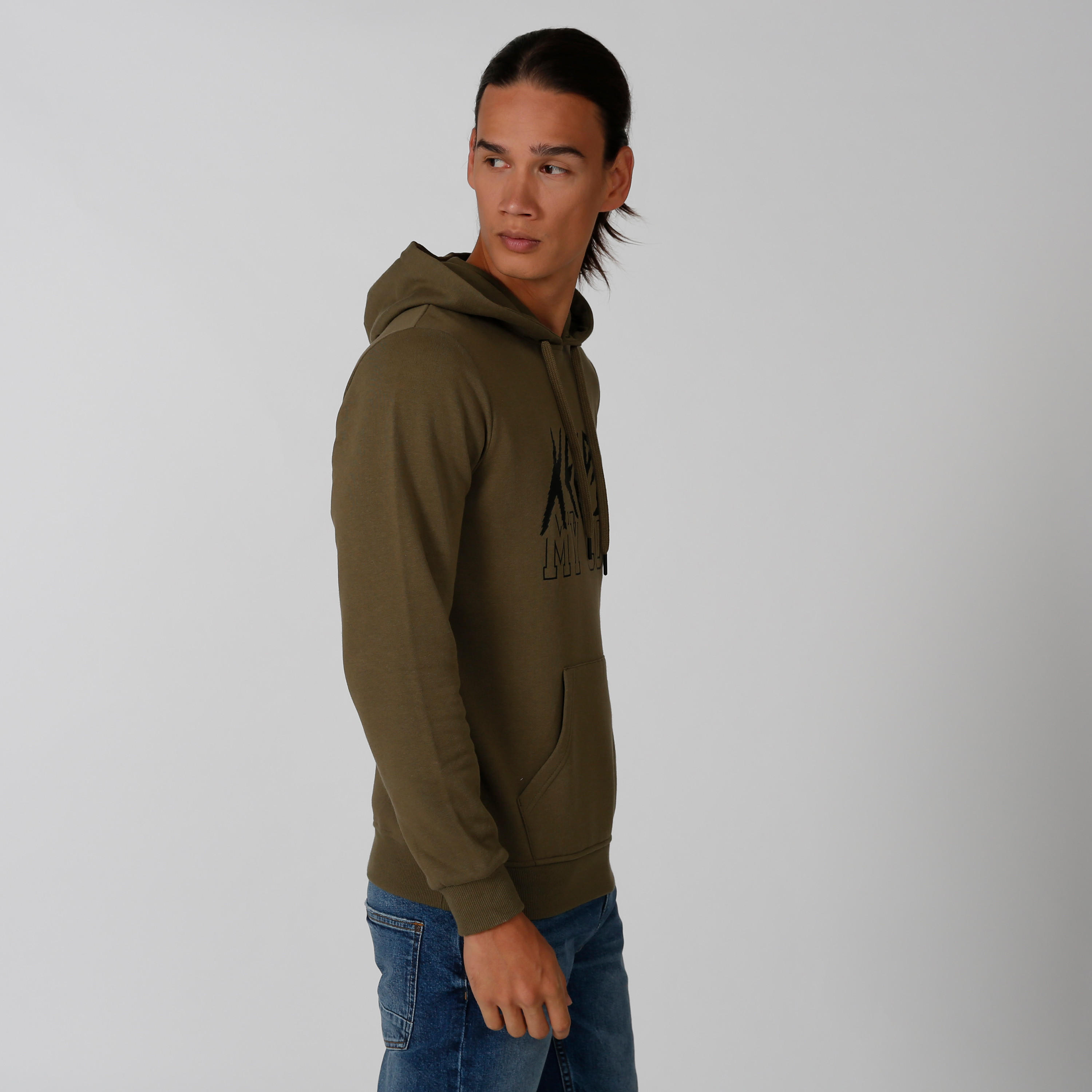 سويت شيرت مستدام بقبّعة وأكمام طويلة وطبعات -men-winterwear-hoodiesandsweatshirts-image-3