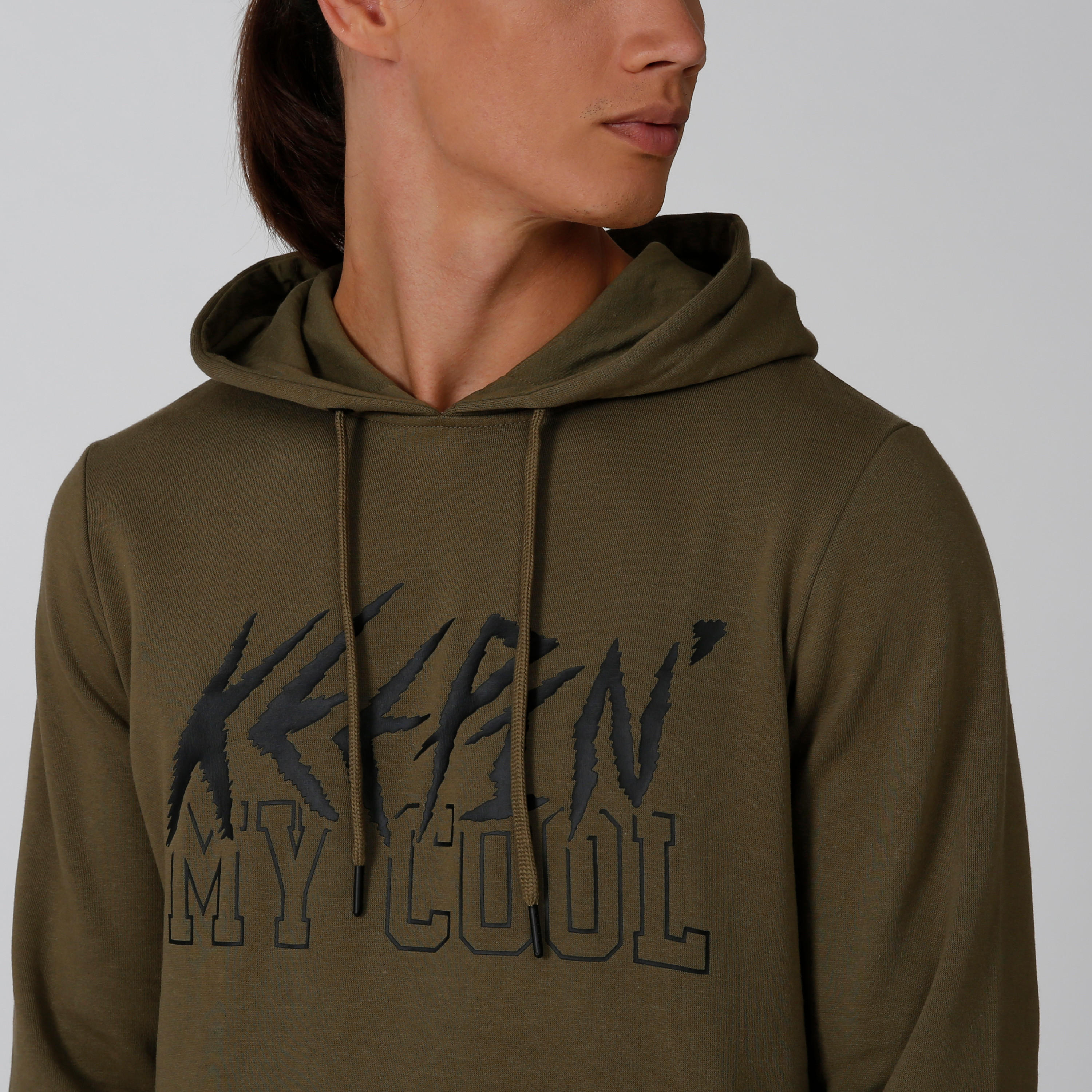 سويت شيرت مستدام بقبّعة وأكمام طويلة وطبعات -men-winterwear-hoodiesandsweatshirts-image-4