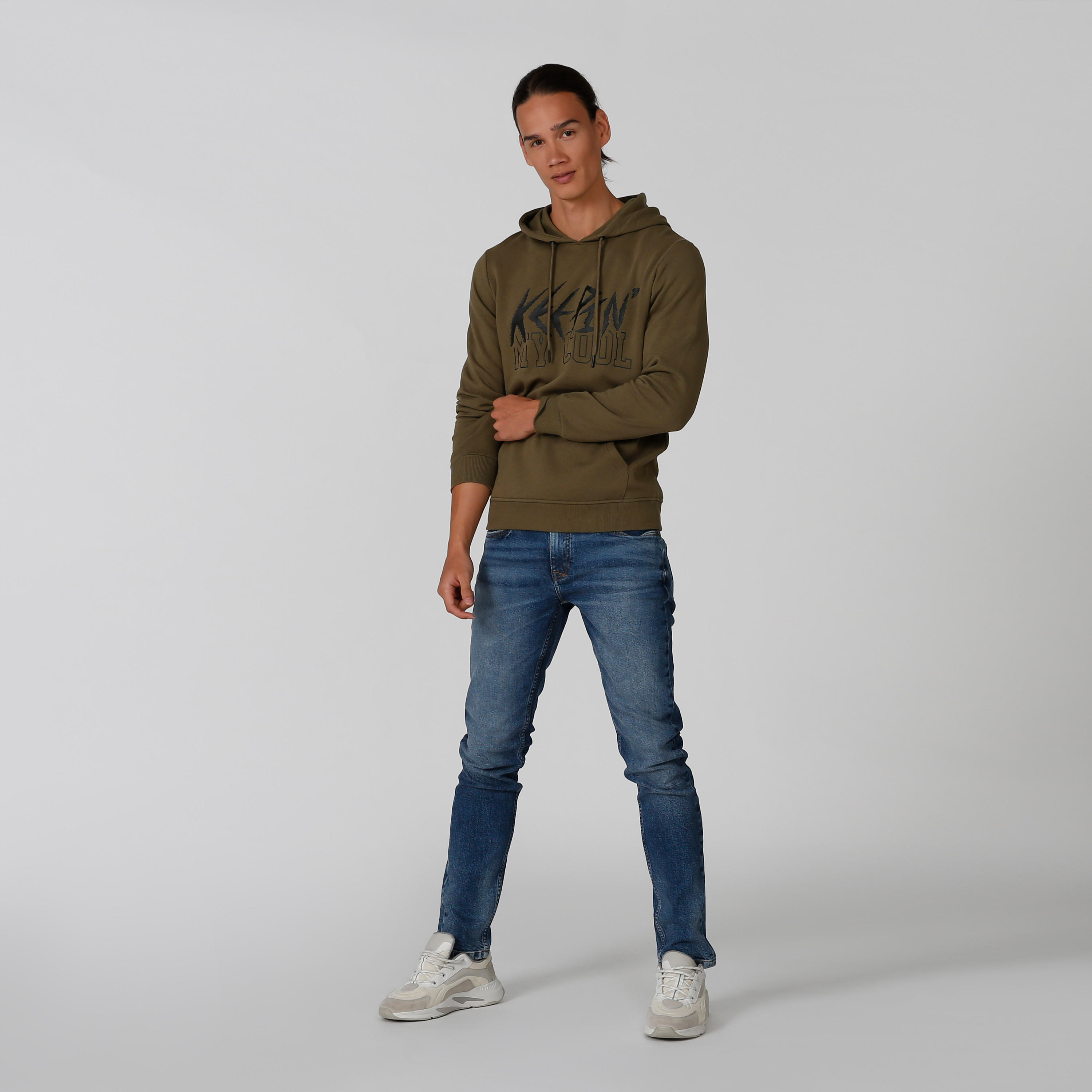 سويت شيرت مستدام بقبّعة وأكمام طويلة وطبعات -men-winterwear-hoodiesandsweatshirts-image-5