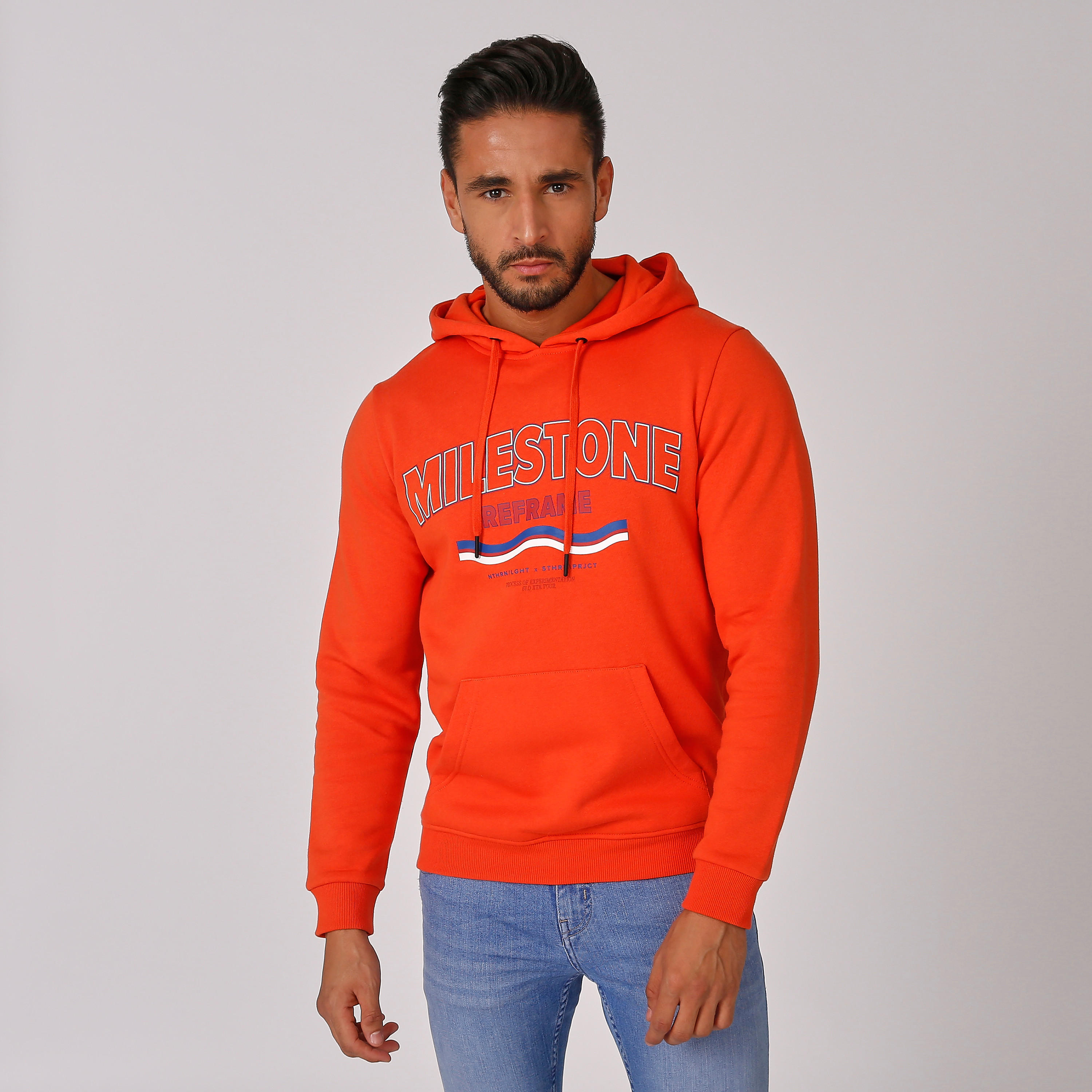 سويت شيرت بقبعة وجيوب كانجارو وطبعات-men-winterwear-hoodiesandsweatshirts-image-1