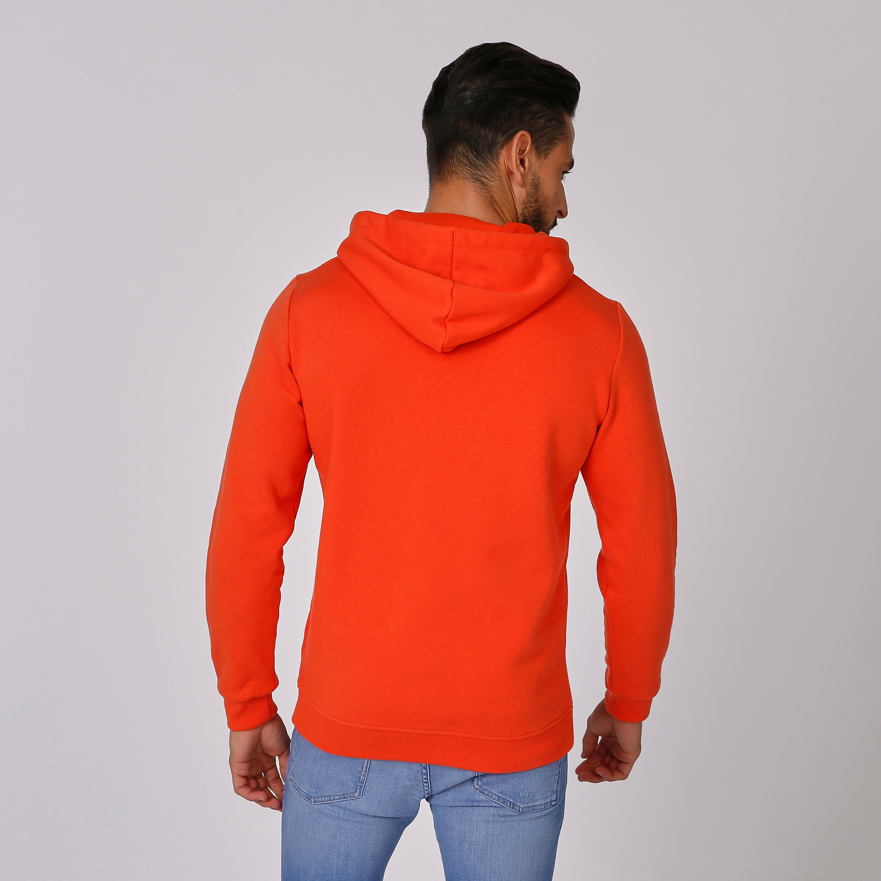 سويت شيرت بقبعة وجيوب كانجارو وطبعات-men-winterwear-hoodiesandsweatshirts-image-2