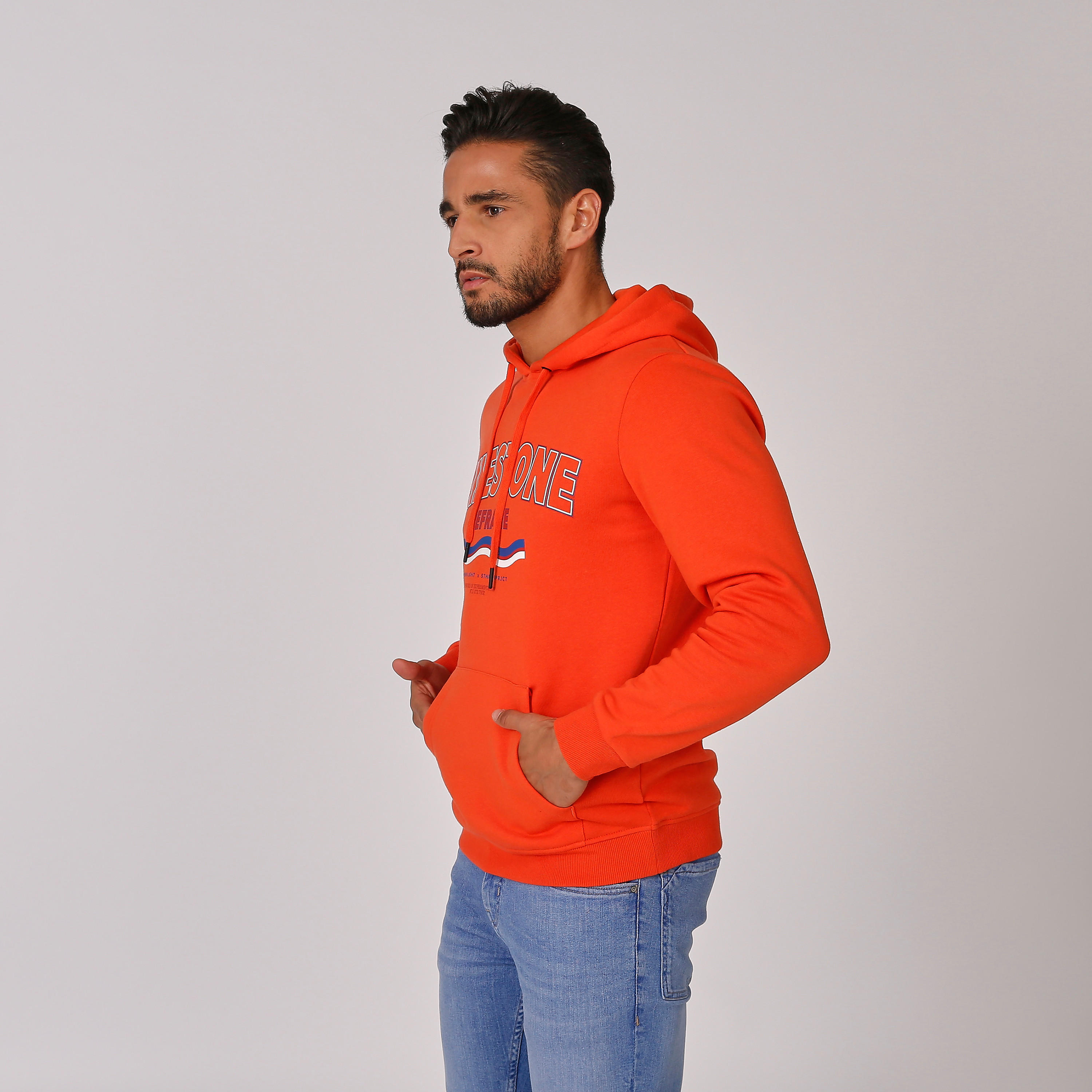 سويت شيرت بقبعة وجيوب كانجارو وطبعات-men-winterwear-hoodiesandsweatshirts-image-3