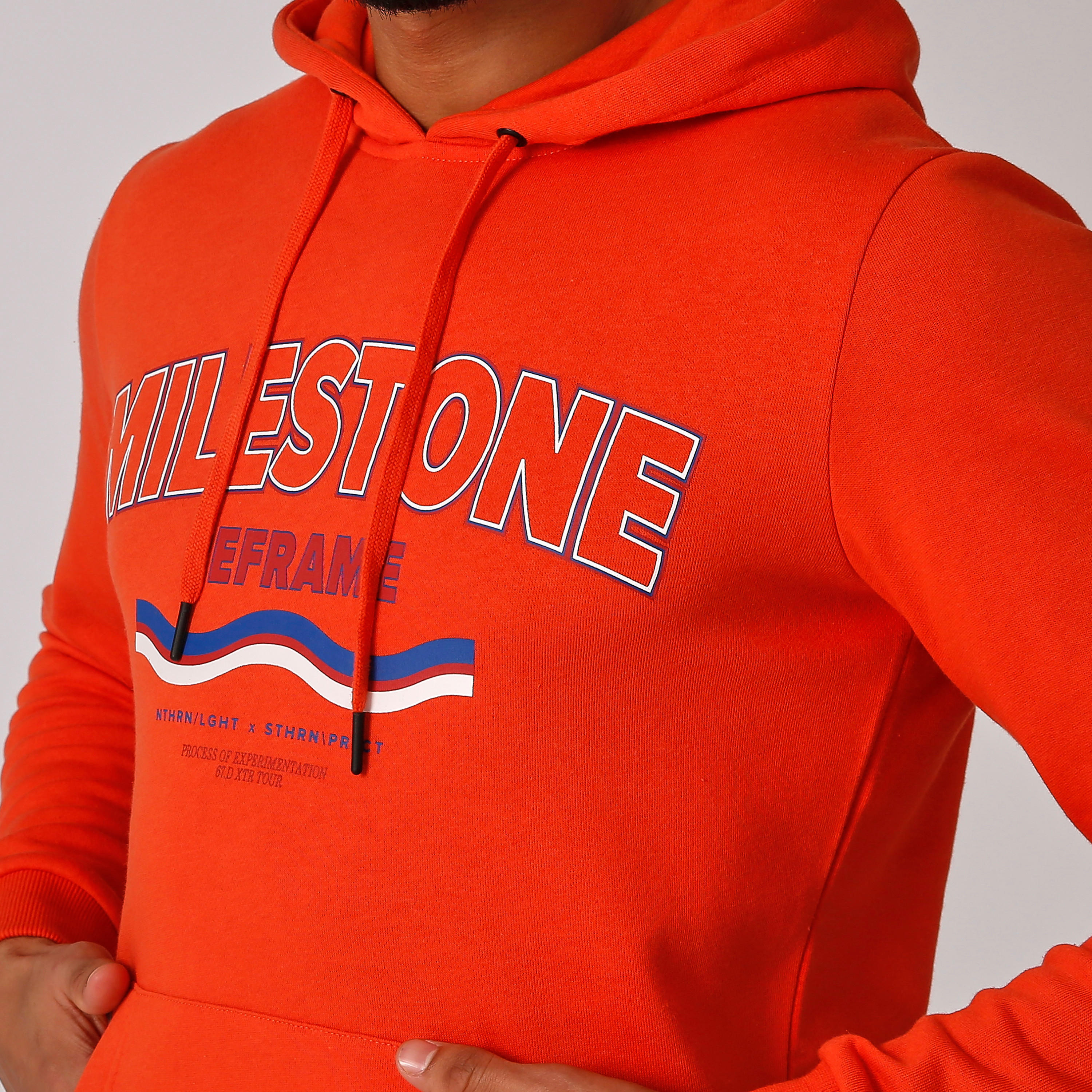سويت شيرت بقبعة وجيوب كانجارو وطبعات-men-winterwear-hoodiesandsweatshirts-image-4