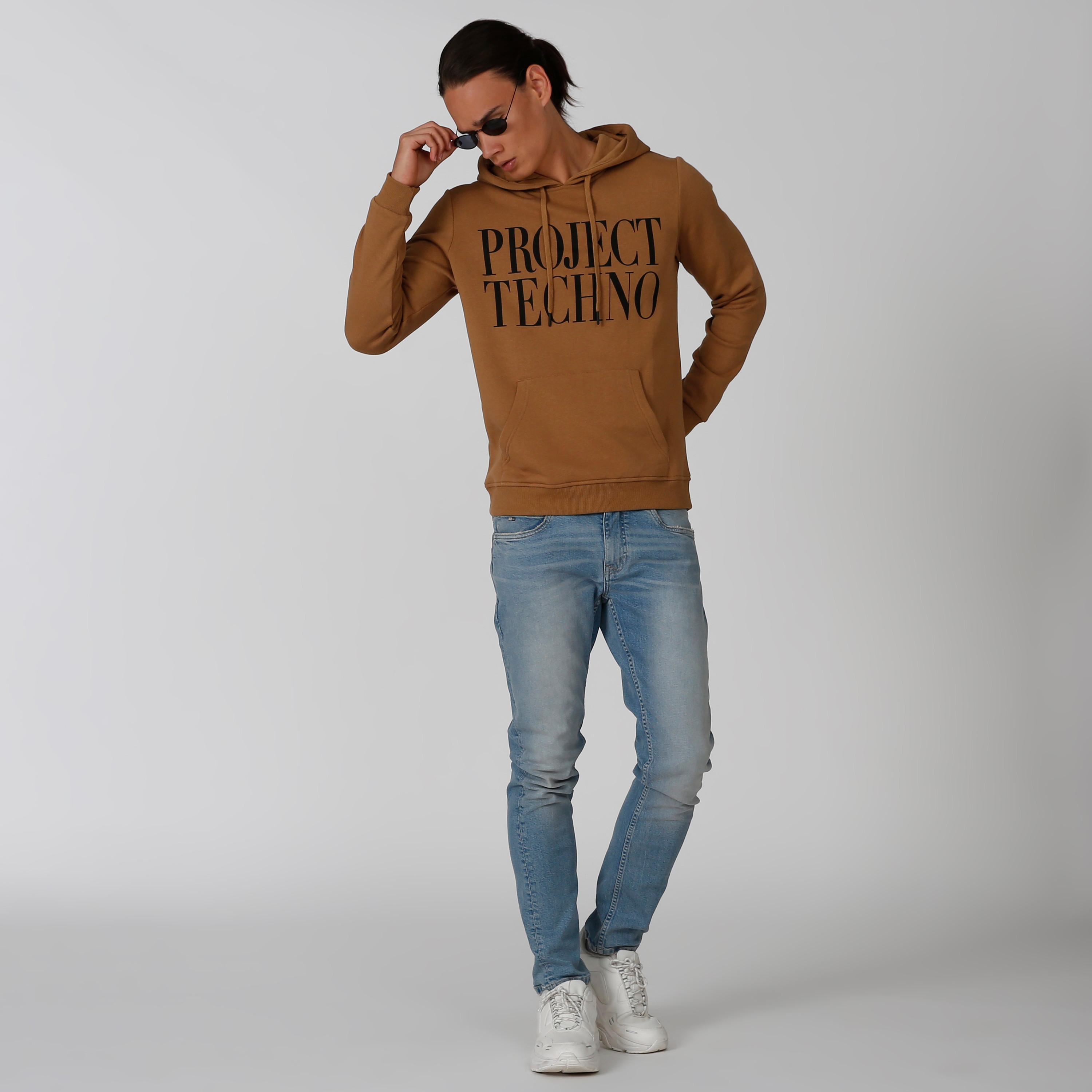 سويت شيرت مستدام بأكمام طويلة وطبعات توبوغرافية -men-winterwear-hoodiesandsweatshirts-image-3