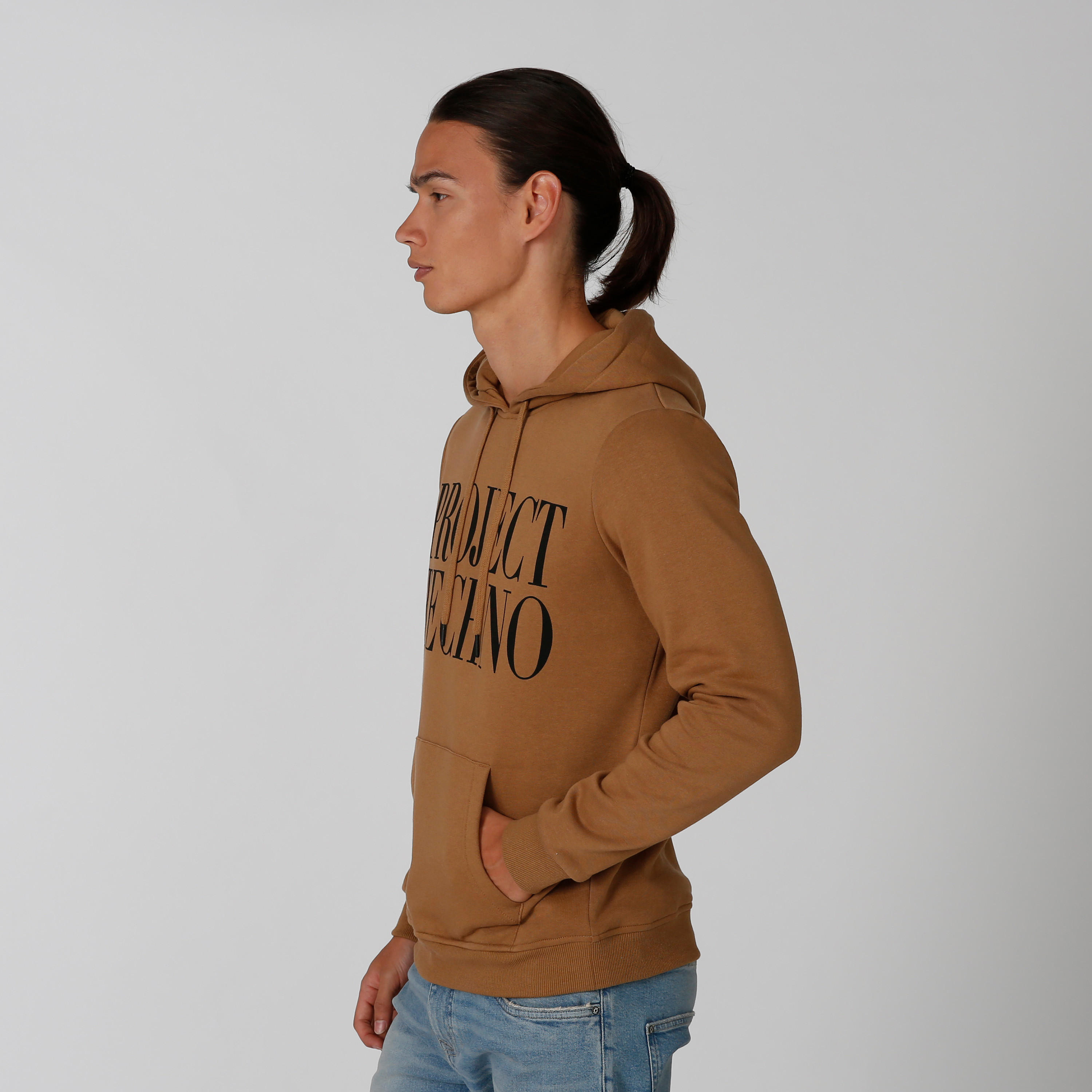 سويت شيرت مستدام بأكمام طويلة وطبعات توبوغرافية -men-winterwear-hoodiesandsweatshirts-image-4