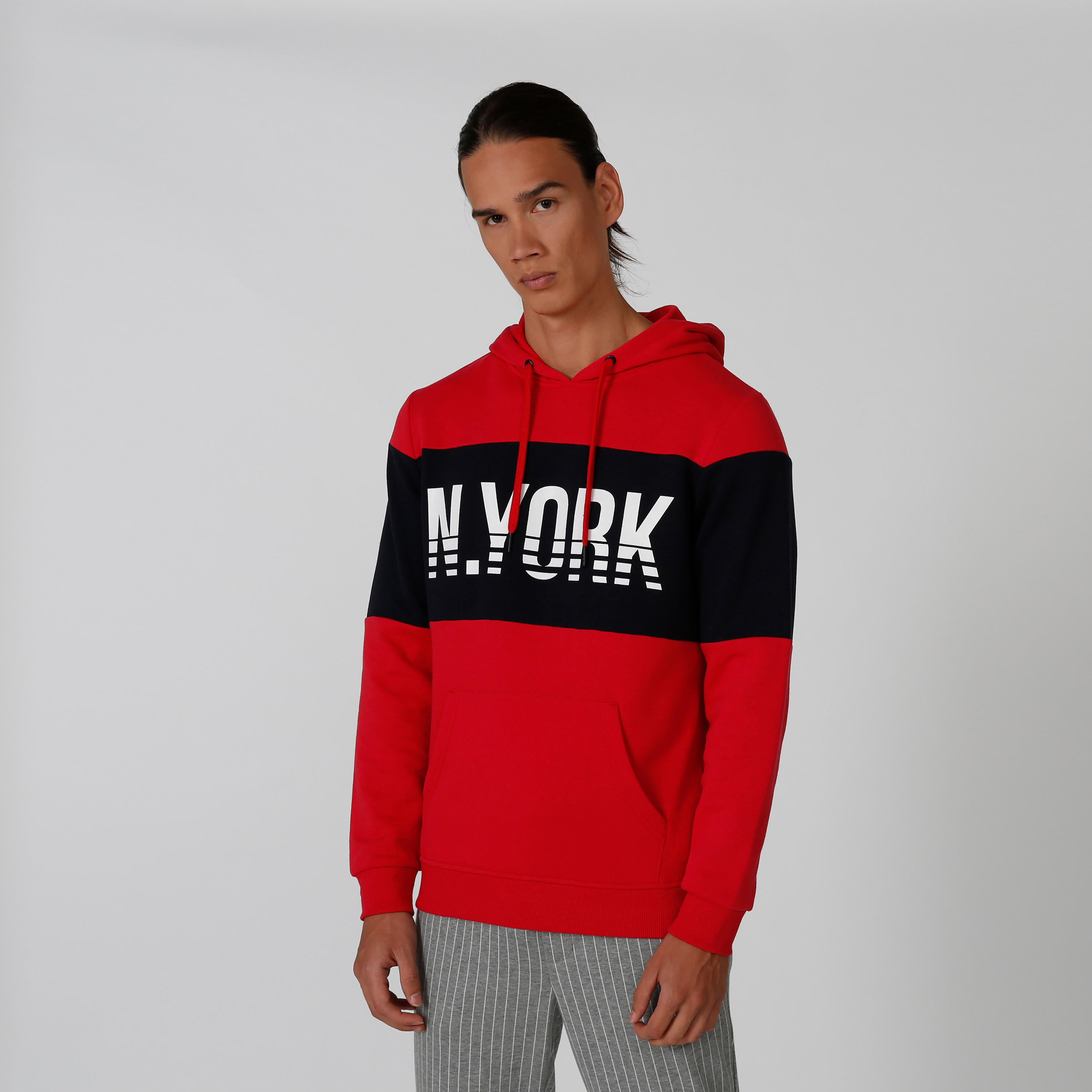 سويت شيرت مستدام بقبّعة وأكمام طويلة وطبعات -men-winterwear-hoodiesandsweatshirts-image-1