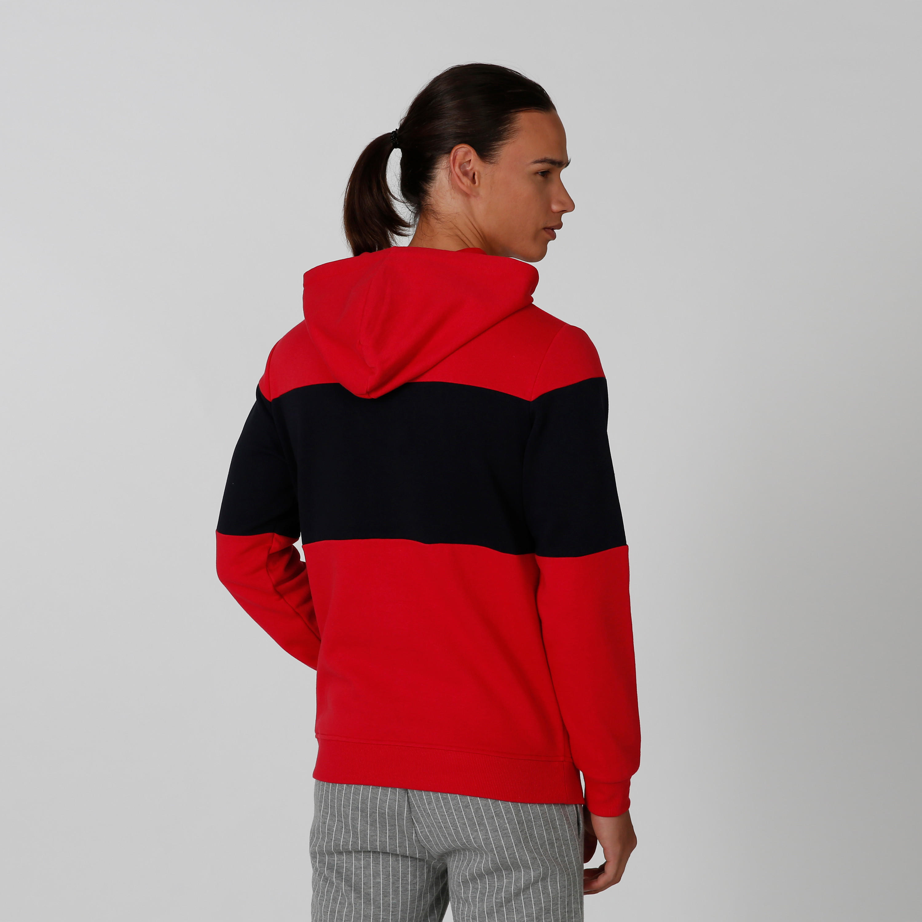 سويت شيرت مستدام بقبّعة وأكمام طويلة وطبعات -men-winterwear-hoodiesandsweatshirts-image-2