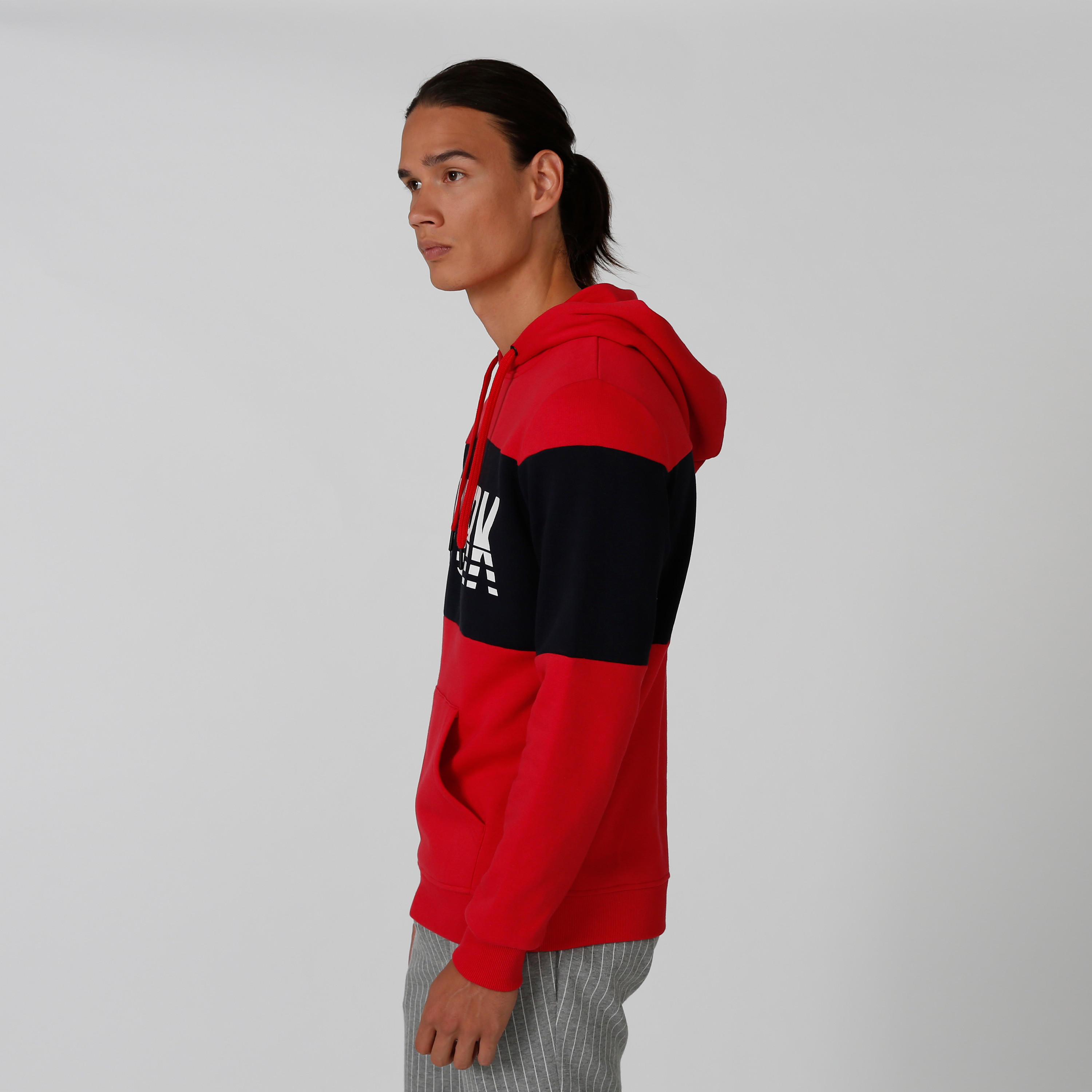 سويت شيرت مستدام بقبّعة وأكمام طويلة وطبعات -men-winterwear-hoodiesandsweatshirts-image-3