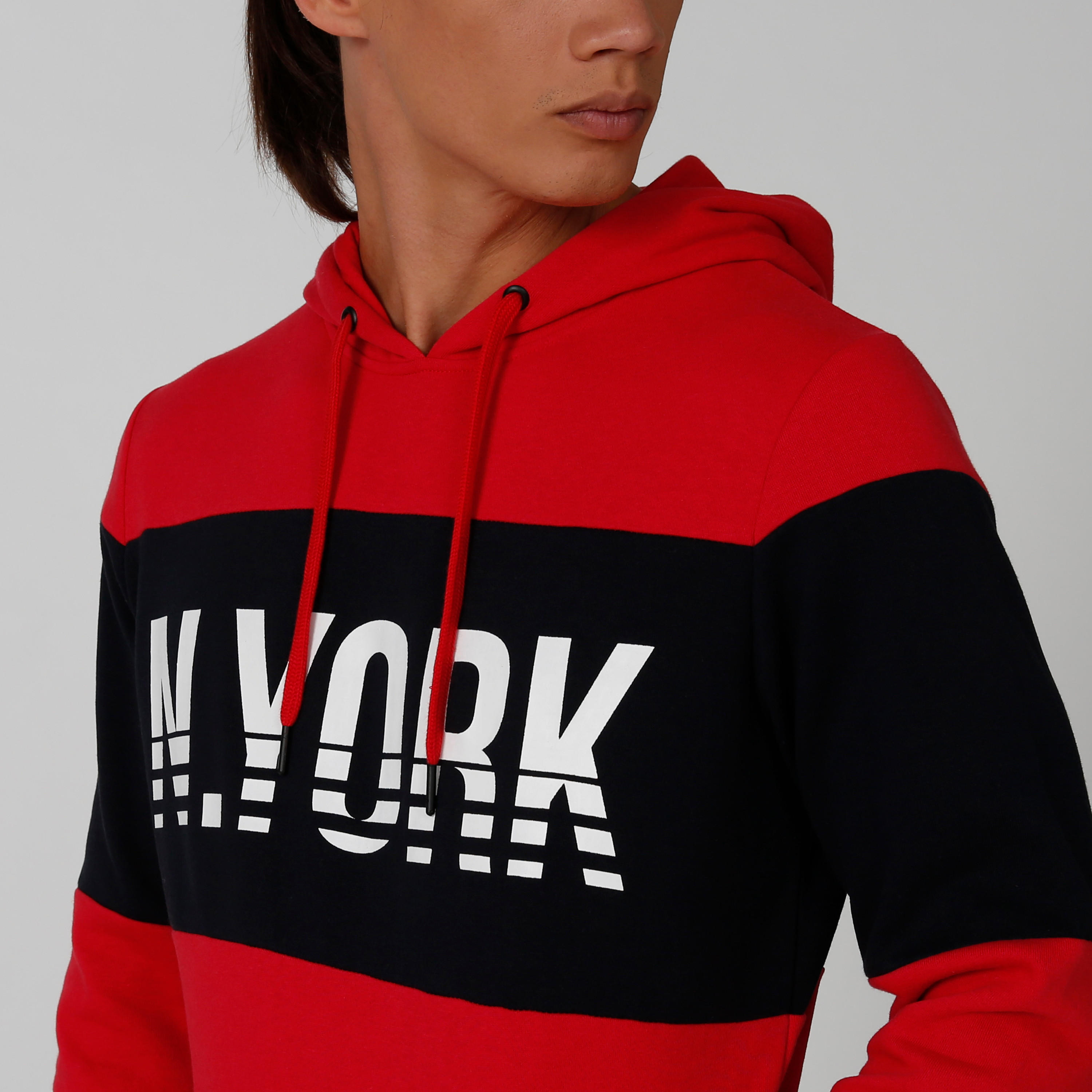 سويت شيرت مستدام بقبّعة وأكمام طويلة وطبعات -men-winterwear-hoodiesandsweatshirts-image-4