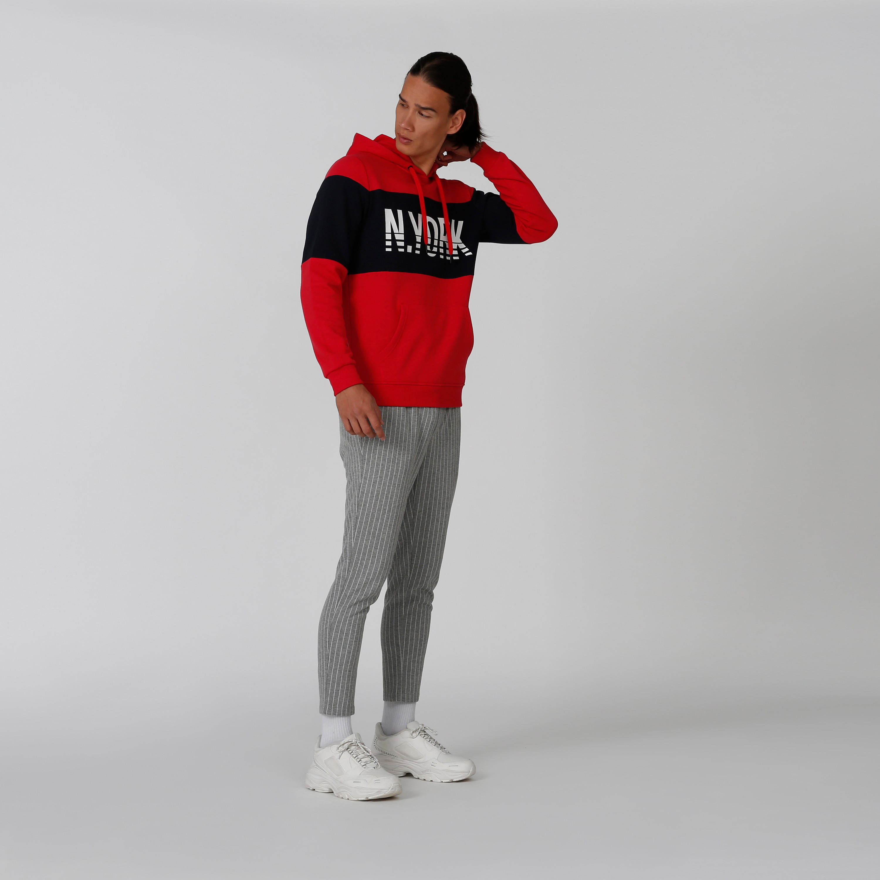 سويت شيرت مستدام بقبّعة وأكمام طويلة وطبعات -men-winterwear-hoodiesandsweatshirts-image-5