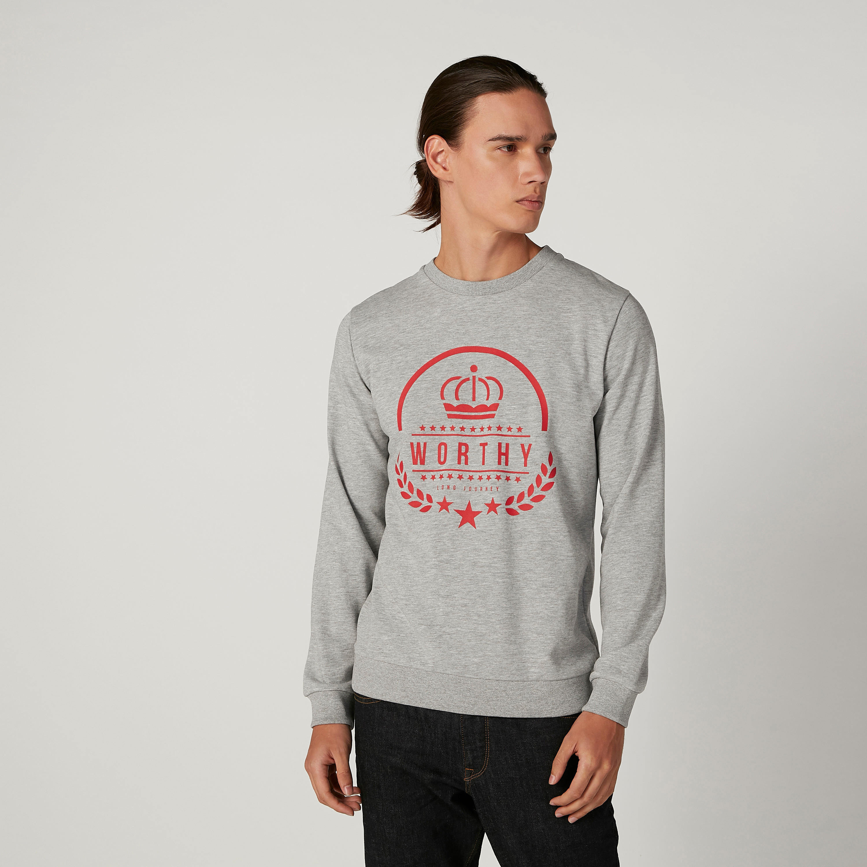 سويت شيرت مستدام بياقة ضيّقة وأكمام طويلة وطبعات-men-winterwear-hoodiesandsweatshirts-image-1