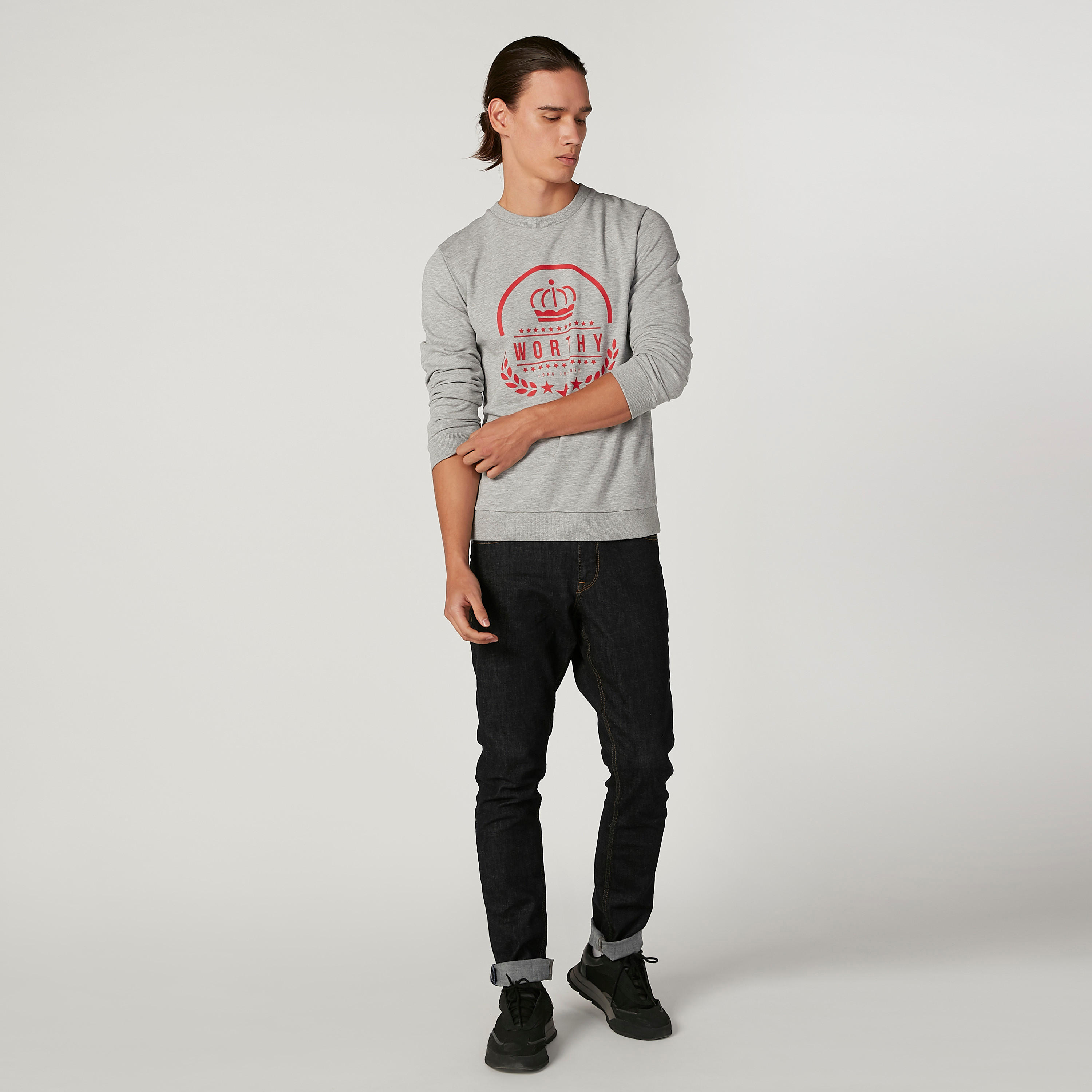 سويت شيرت مستدام بياقة ضيّقة وأكمام طويلة وطبعات-men-winterwear-hoodiesandsweatshirts-image-2