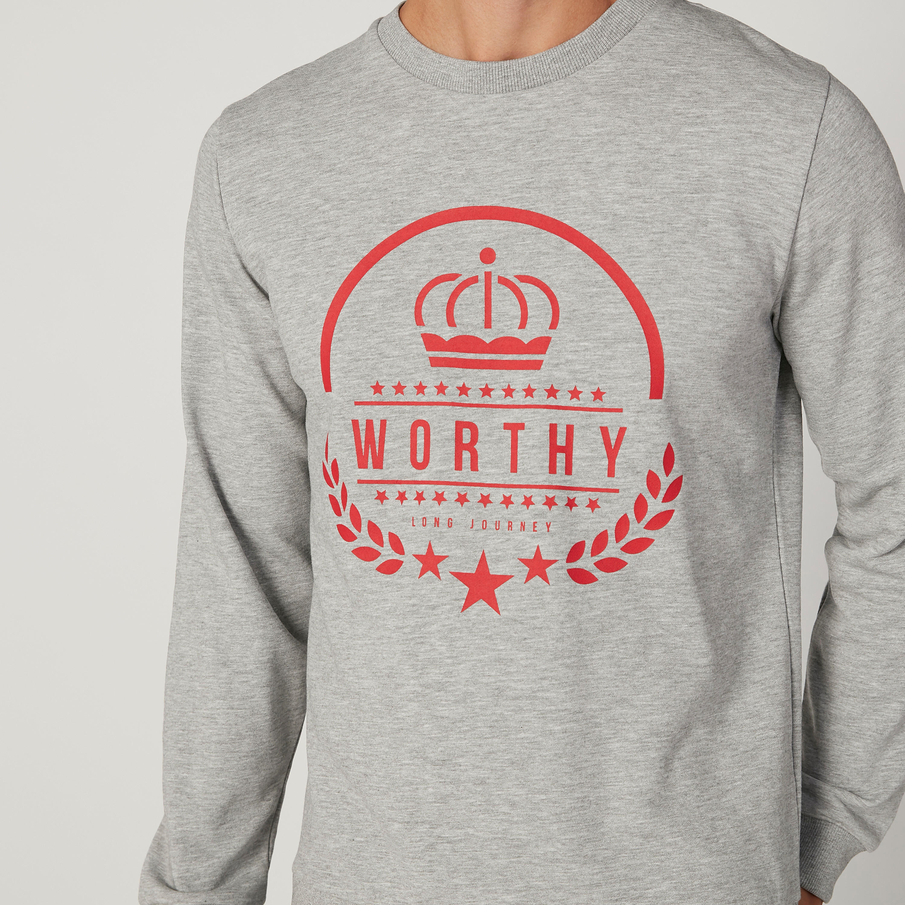 سويت شيرت مستدام بياقة ضيّقة وأكمام طويلة وطبعات-men-winterwear-hoodiesandsweatshirts-image-3