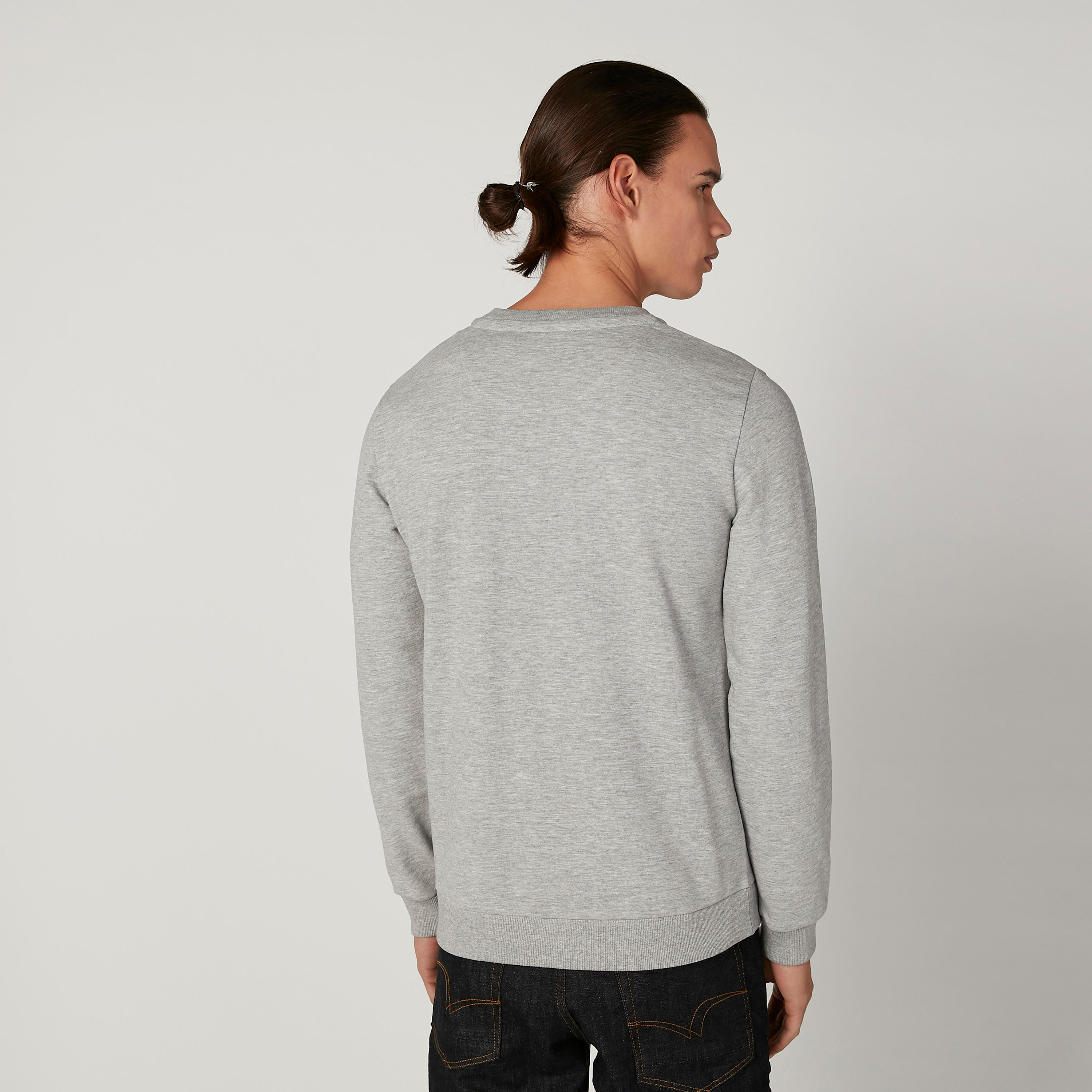 سويت شيرت مستدام بياقة ضيّقة وأكمام طويلة وطبعات-men-winterwear-hoodiesandsweatshirts-image-4