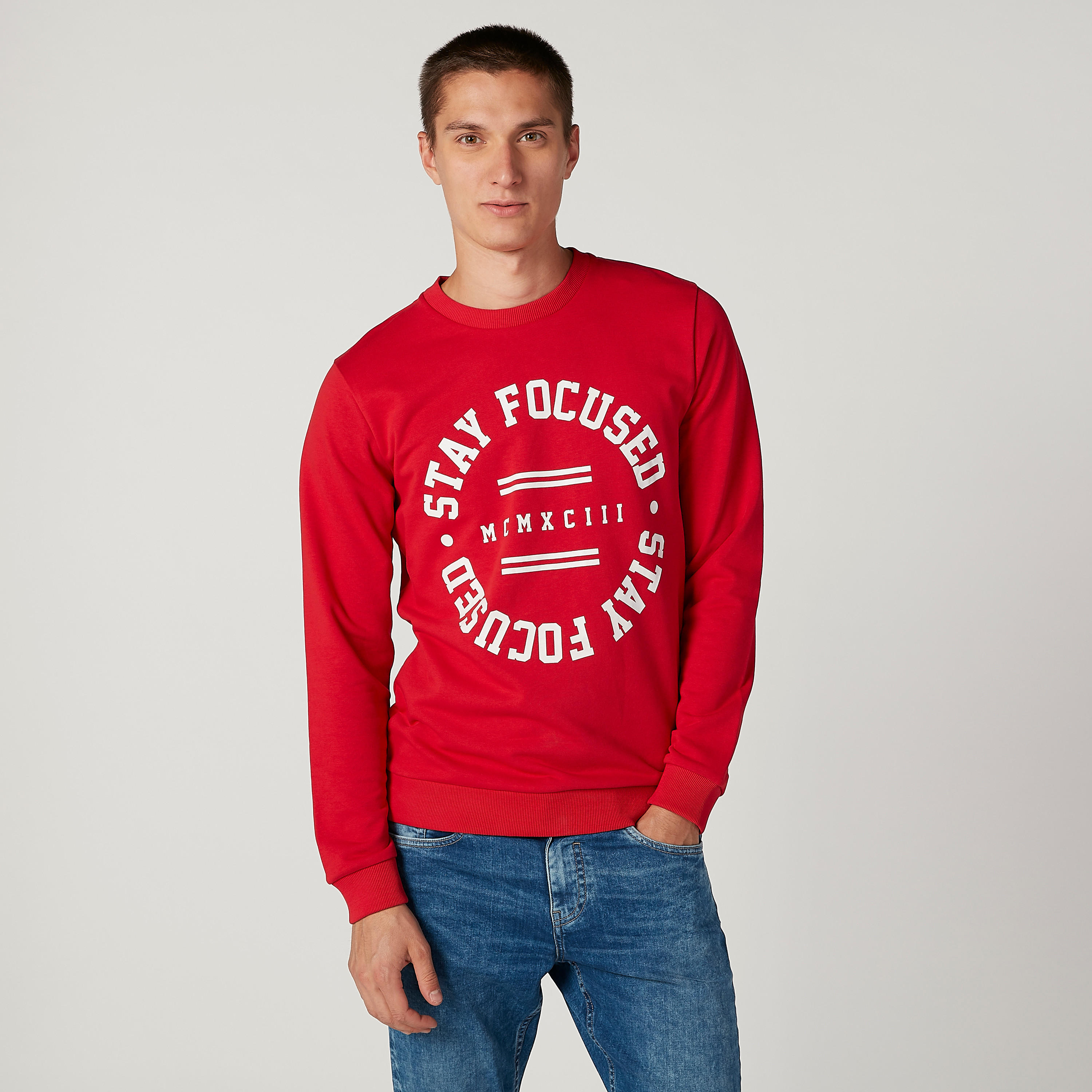 سويت شيرت مستدام بياقة ضيّقة وأكمام طويلة وطبعات -men-winterwear-hoodiesandsweatshirts-image-1