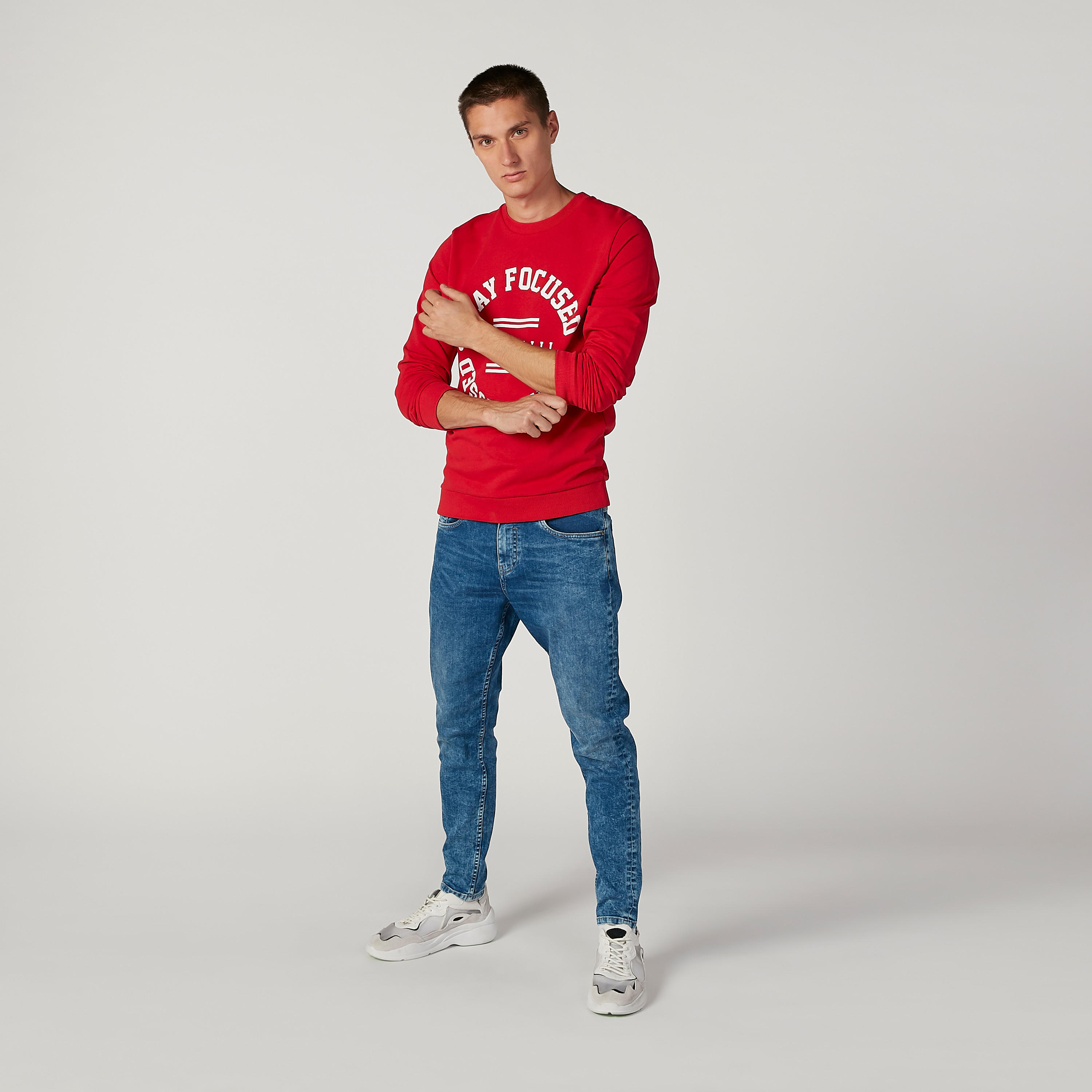 سويت شيرت مستدام بياقة ضيّقة وأكمام طويلة وطبعات -men-winterwear-hoodiesandsweatshirts-image-2