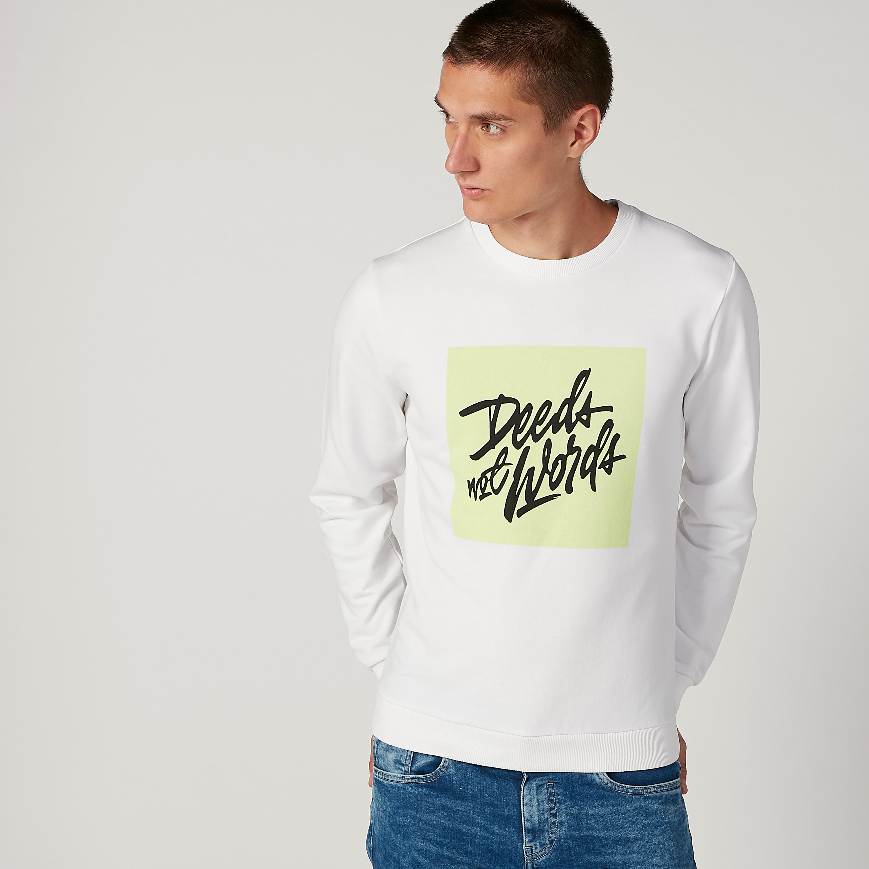 سويت شيرت مستدام بياقة مستديرة وأكمام طويلة وطبعات-men-winterwear-hoodiesandsweatshirts-image-1