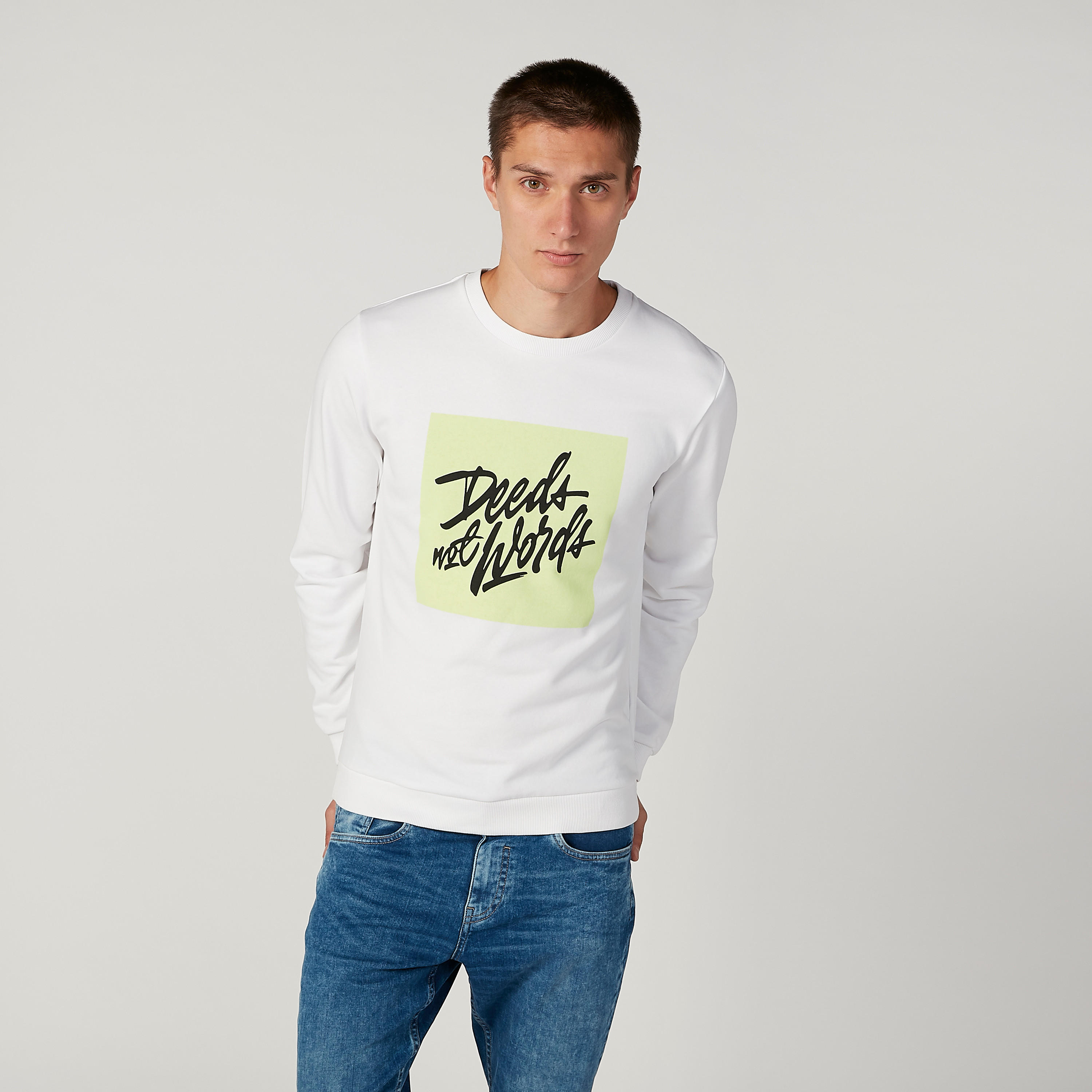 سويت شيرت مستدام بياقة مستديرة وأكمام طويلة وطبعات-men-winterwear-hoodiesandsweatshirts-image-2
