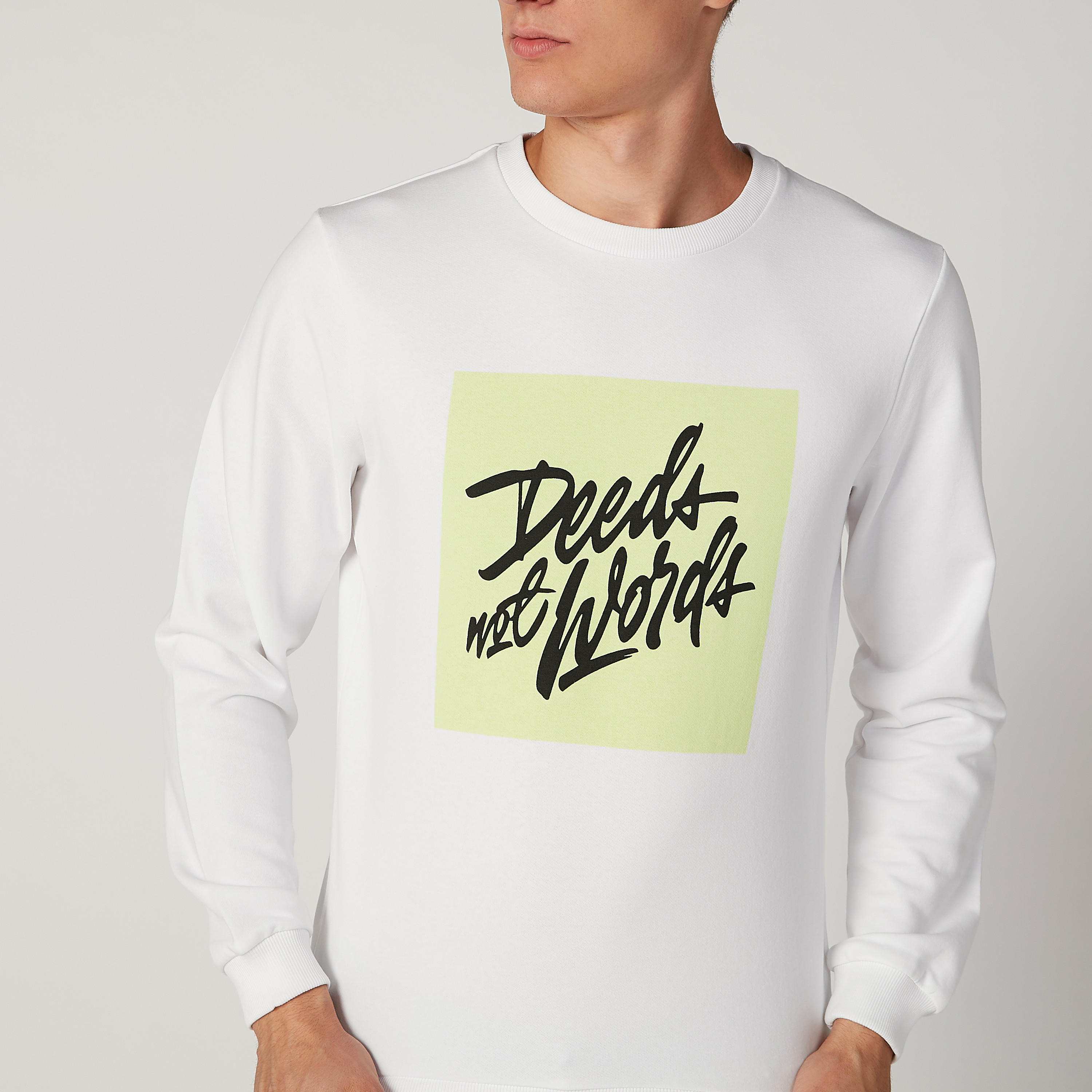 سويت شيرت مستدام بياقة مستديرة وأكمام طويلة وطبعات-men-winterwear-hoodiesandsweatshirts-image-3