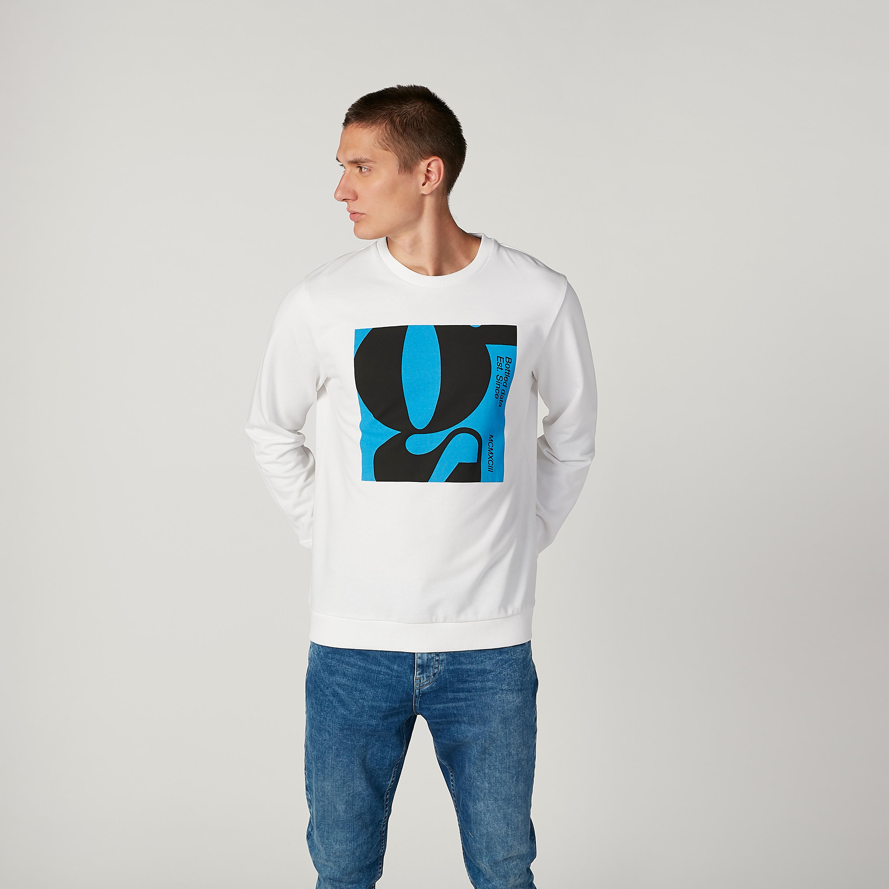 سويت شيرت مستدام بياقة مستديرة وأكمام طويلة وطبعات -men-winterwear-hoodiesandsweatshirts-image-1