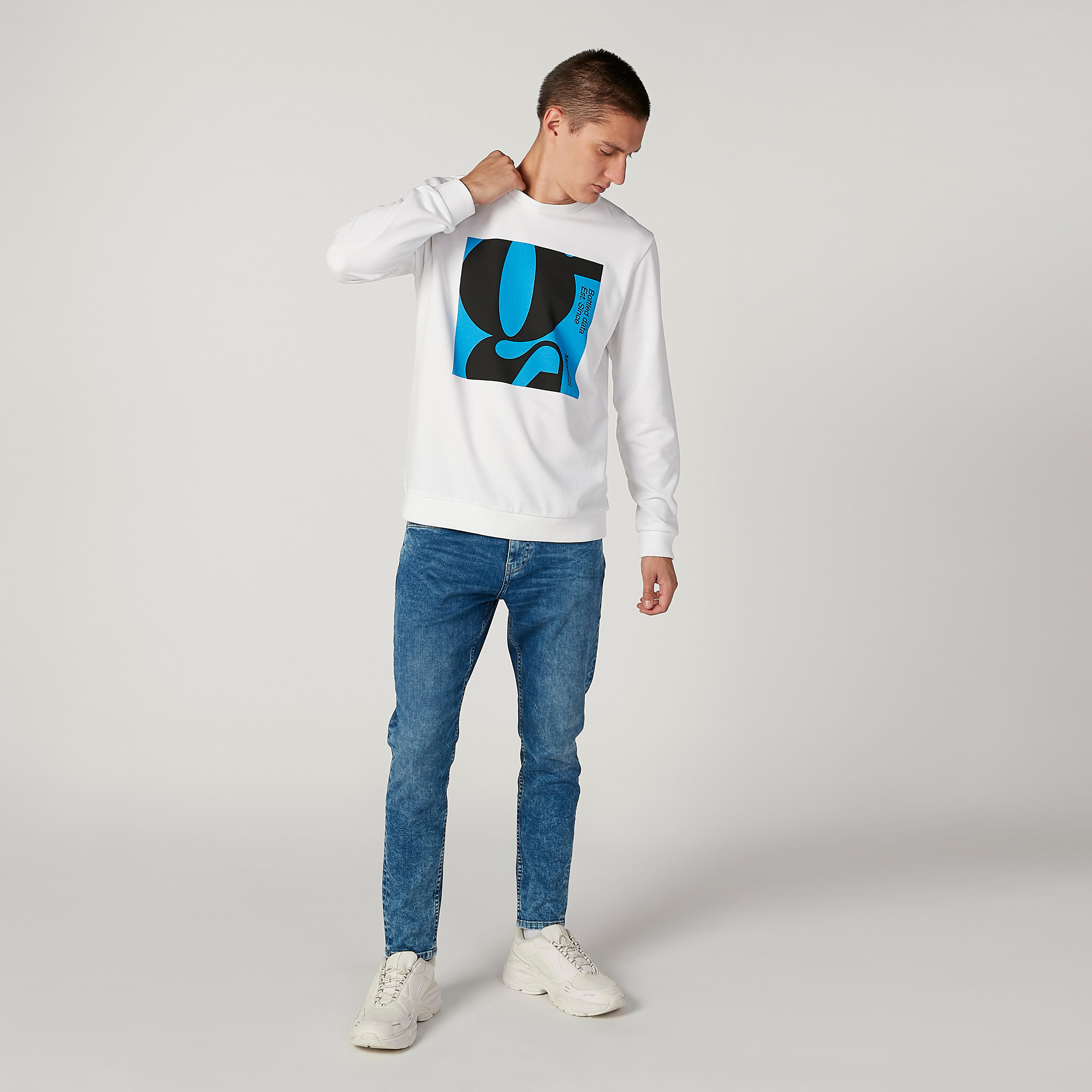 سويت شيرت مستدام بياقة مستديرة وأكمام طويلة وطبعات -men-winterwear-hoodiesandsweatshirts-image-2