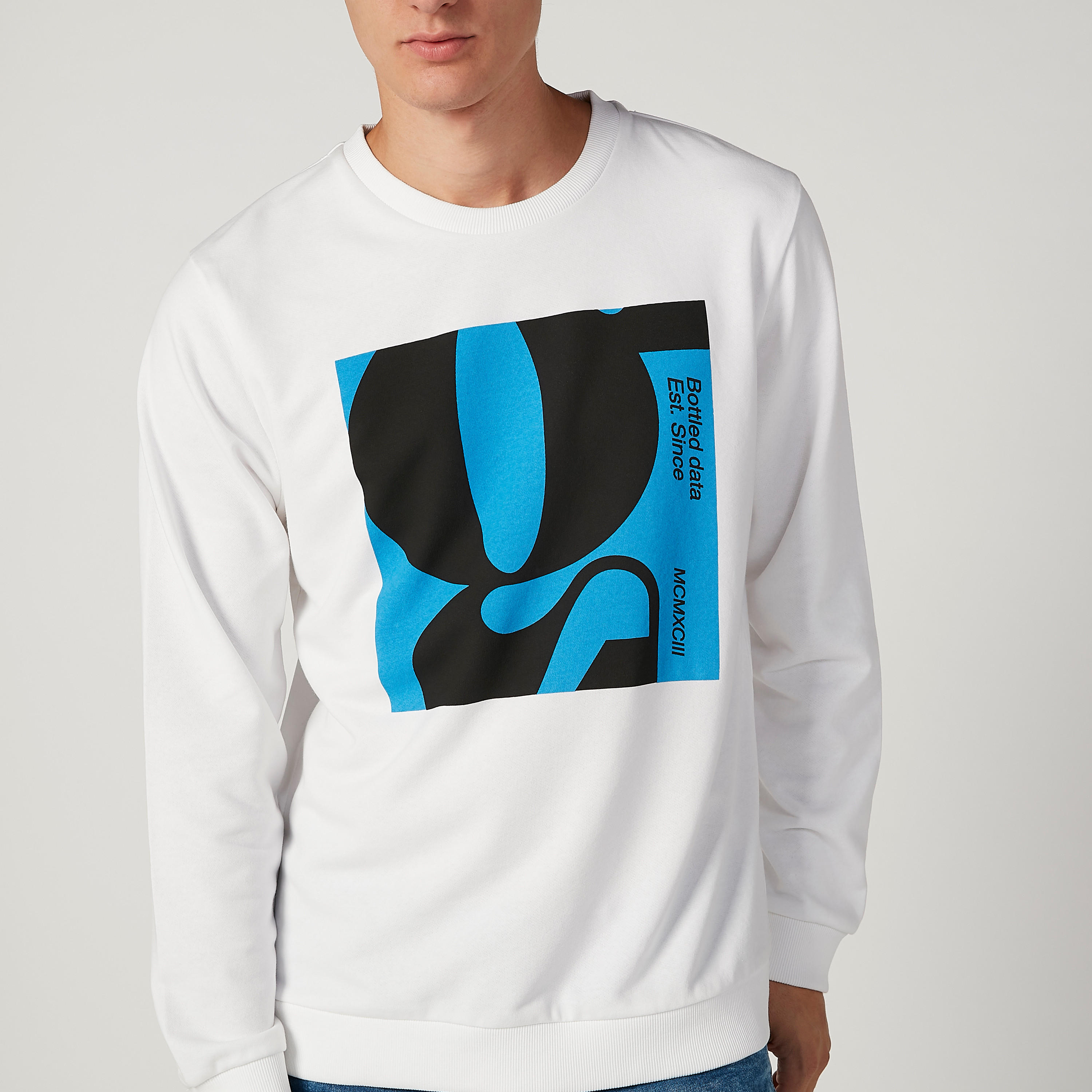 سويت شيرت مستدام بياقة مستديرة وأكمام طويلة وطبعات -men-winterwear-hoodiesandsweatshirts-image-3