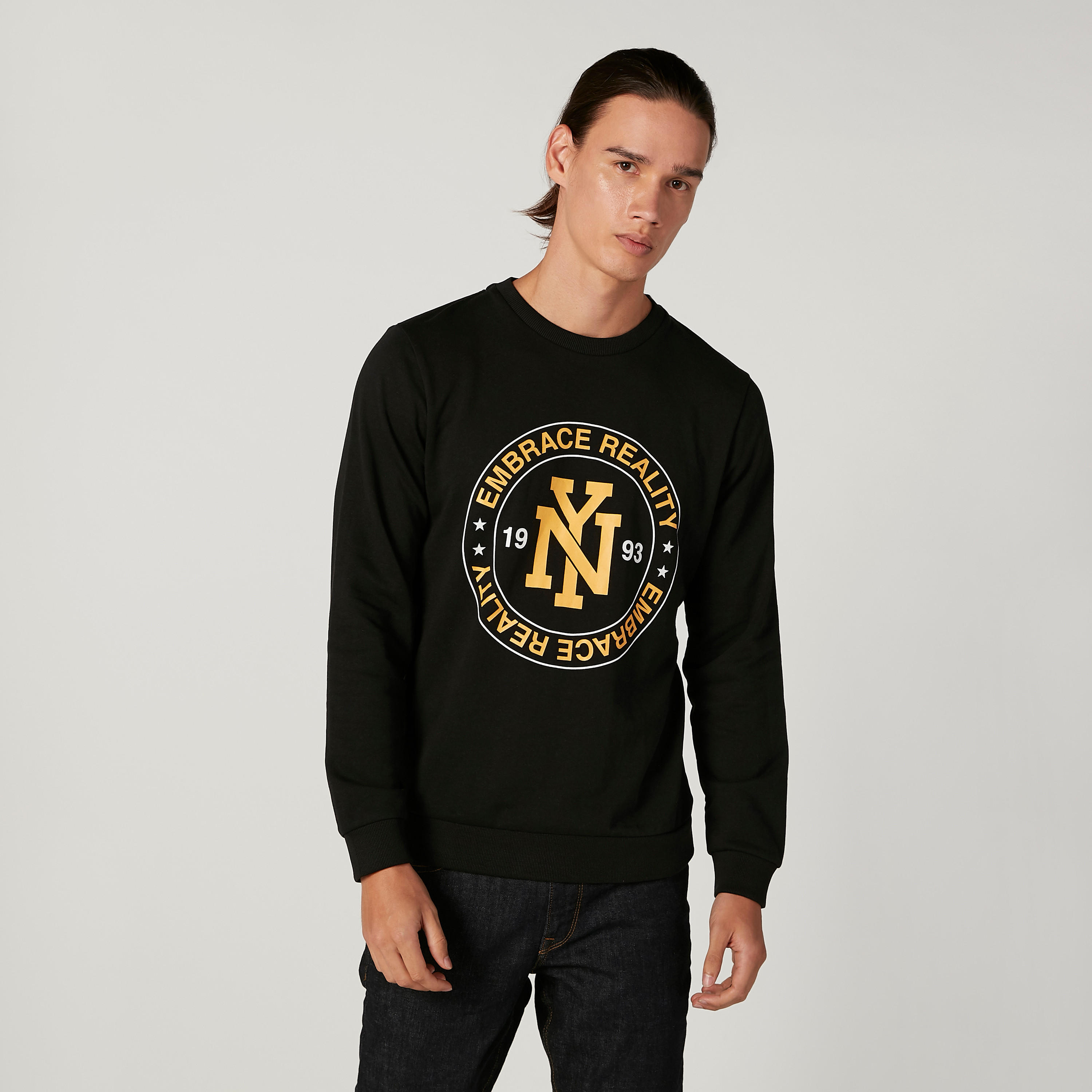 سويت شيرت مستدام بياقة ضيّقة وأكمام طويلة وطبعات -men-winterwear-hoodiesandsweatshirts-image-1
