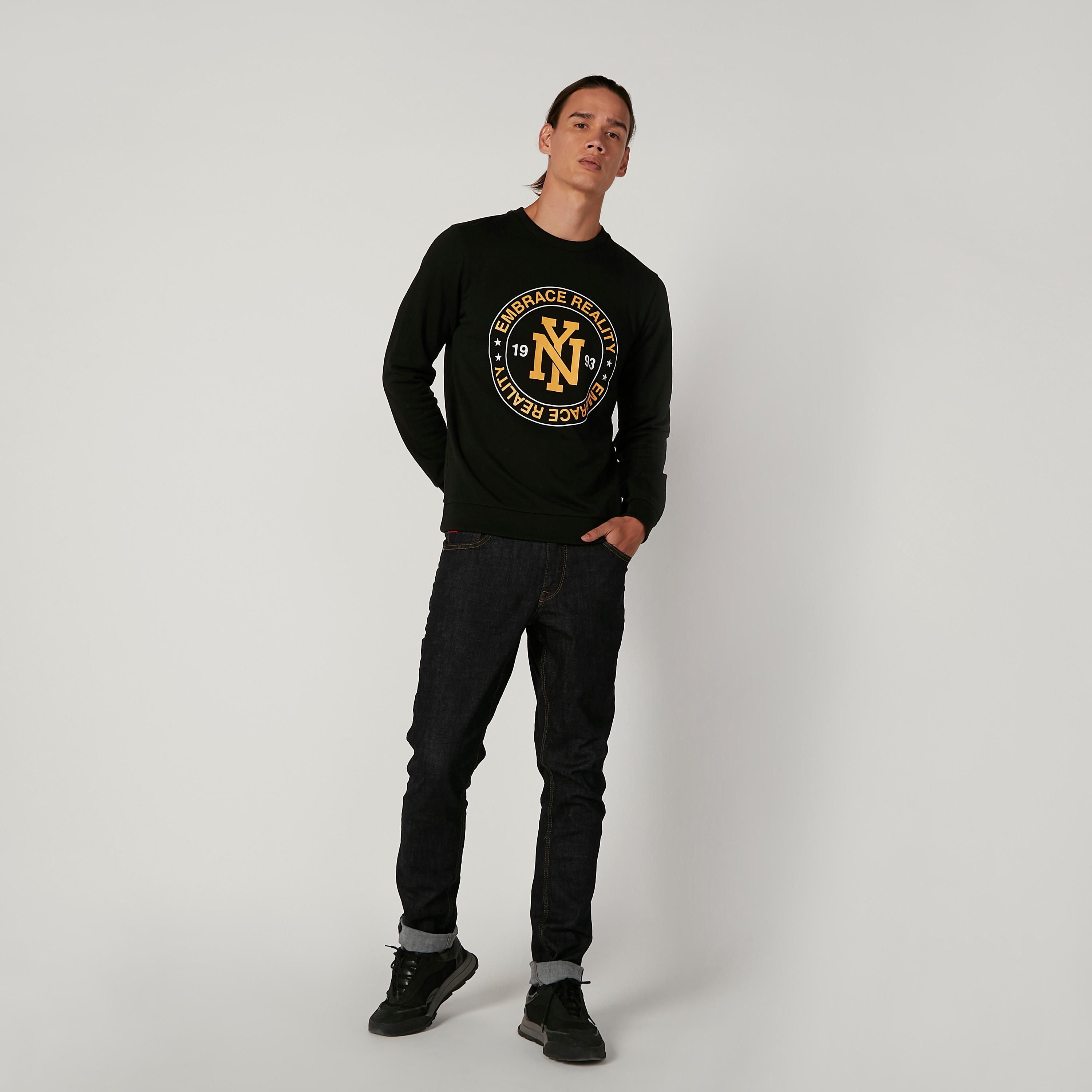 سويت شيرت مستدام بياقة ضيّقة وأكمام طويلة وطبعات -men-winterwear-hoodiesandsweatshirts-image-2