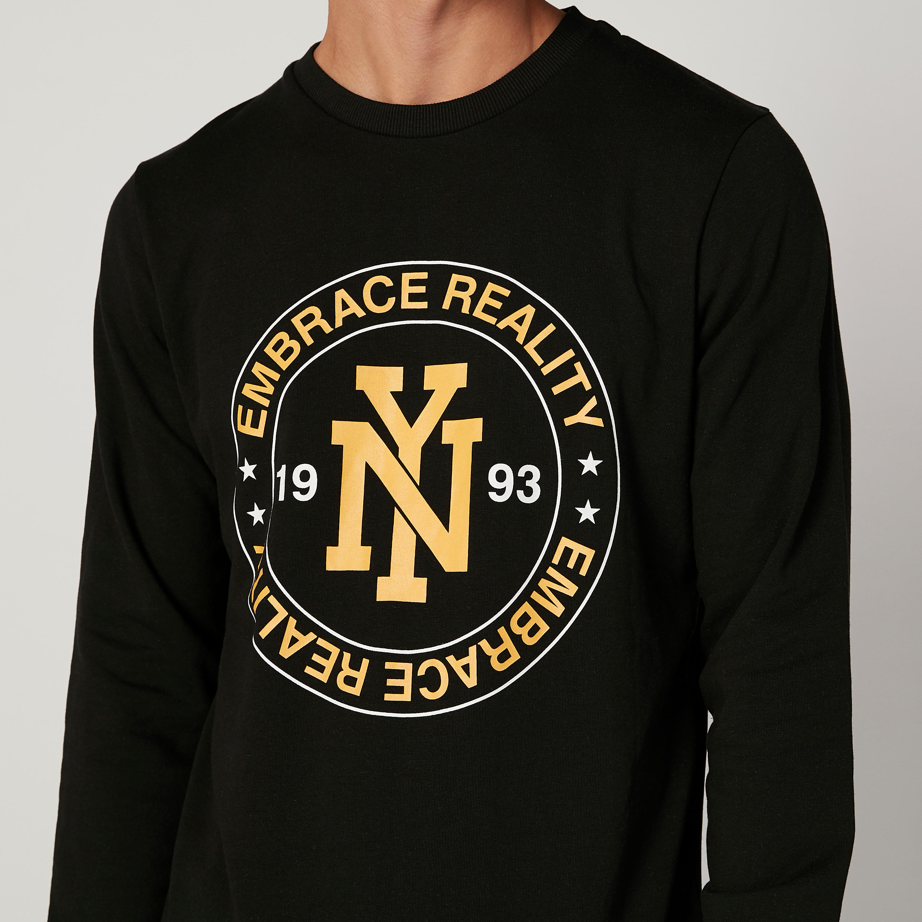 سويت شيرت مستدام بياقة ضيّقة وأكمام طويلة وطبعات -men-winterwear-hoodiesandsweatshirts-image-3
