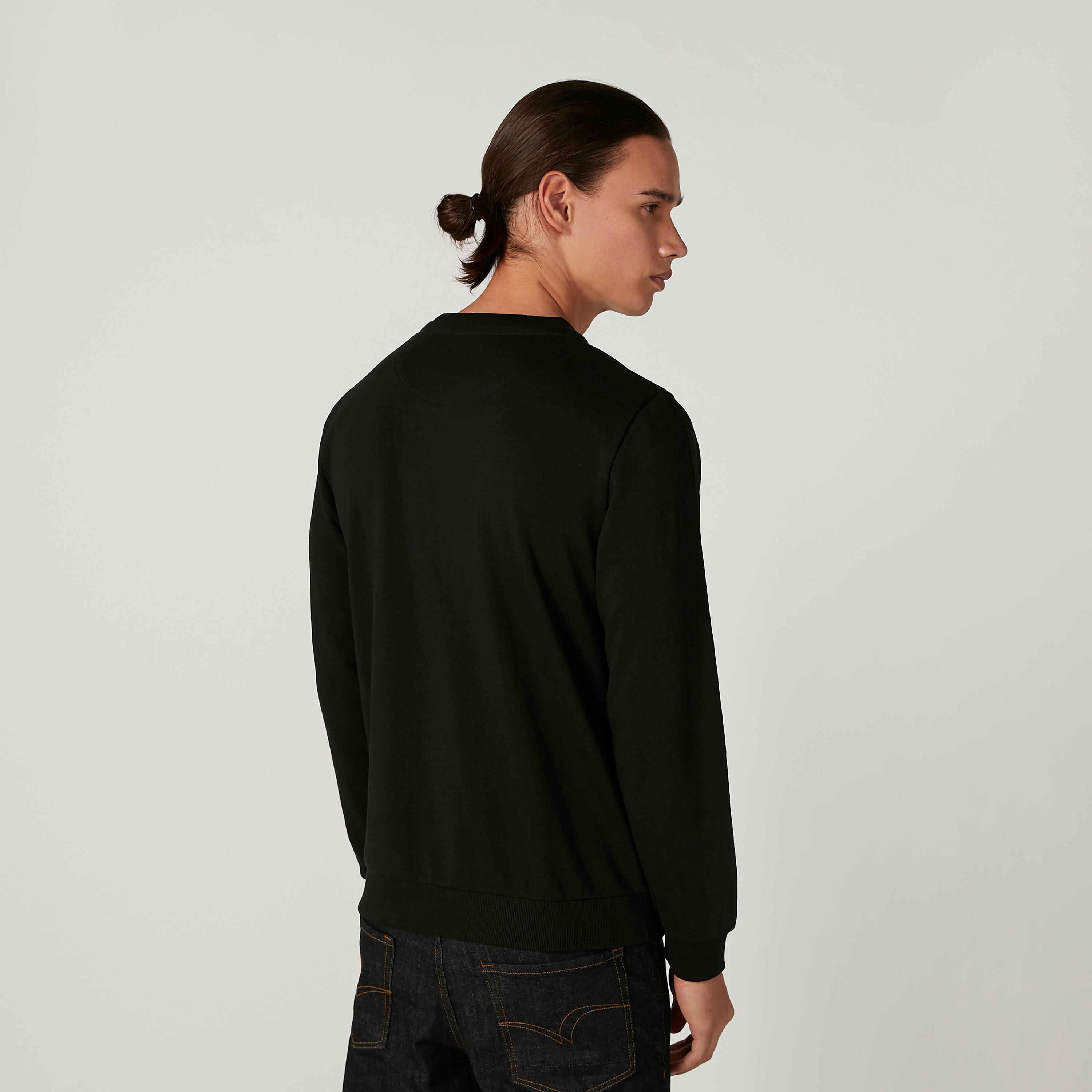 سويت شيرت مستدام بياقة ضيّقة وأكمام طويلة وطبعات -men-winterwear-hoodiesandsweatshirts-image-4