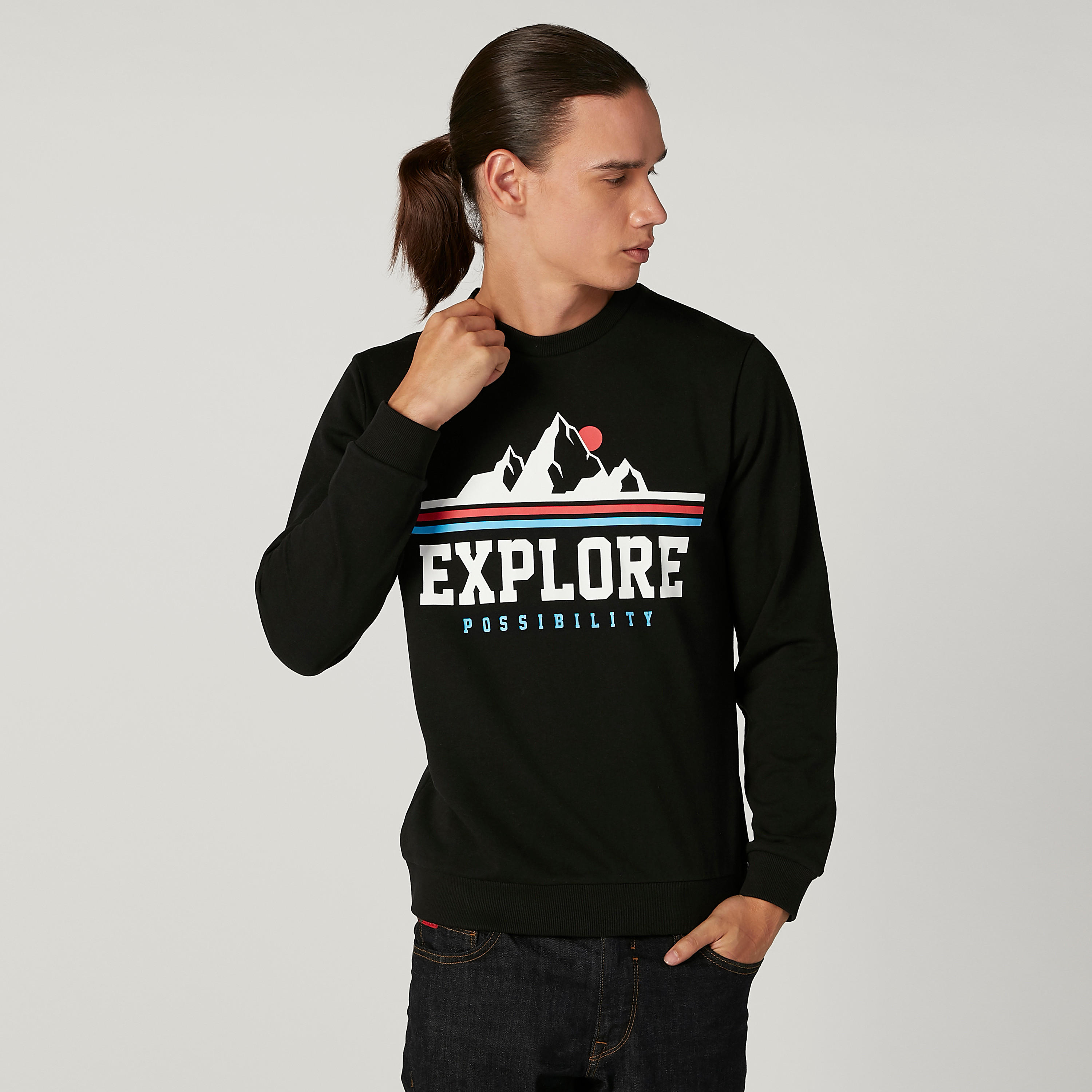 سويت شيرت مستدام بياقة ضيّقة وأكمام طويلة وطبعات-men-winterwear-hoodiesandsweatshirts-image-1