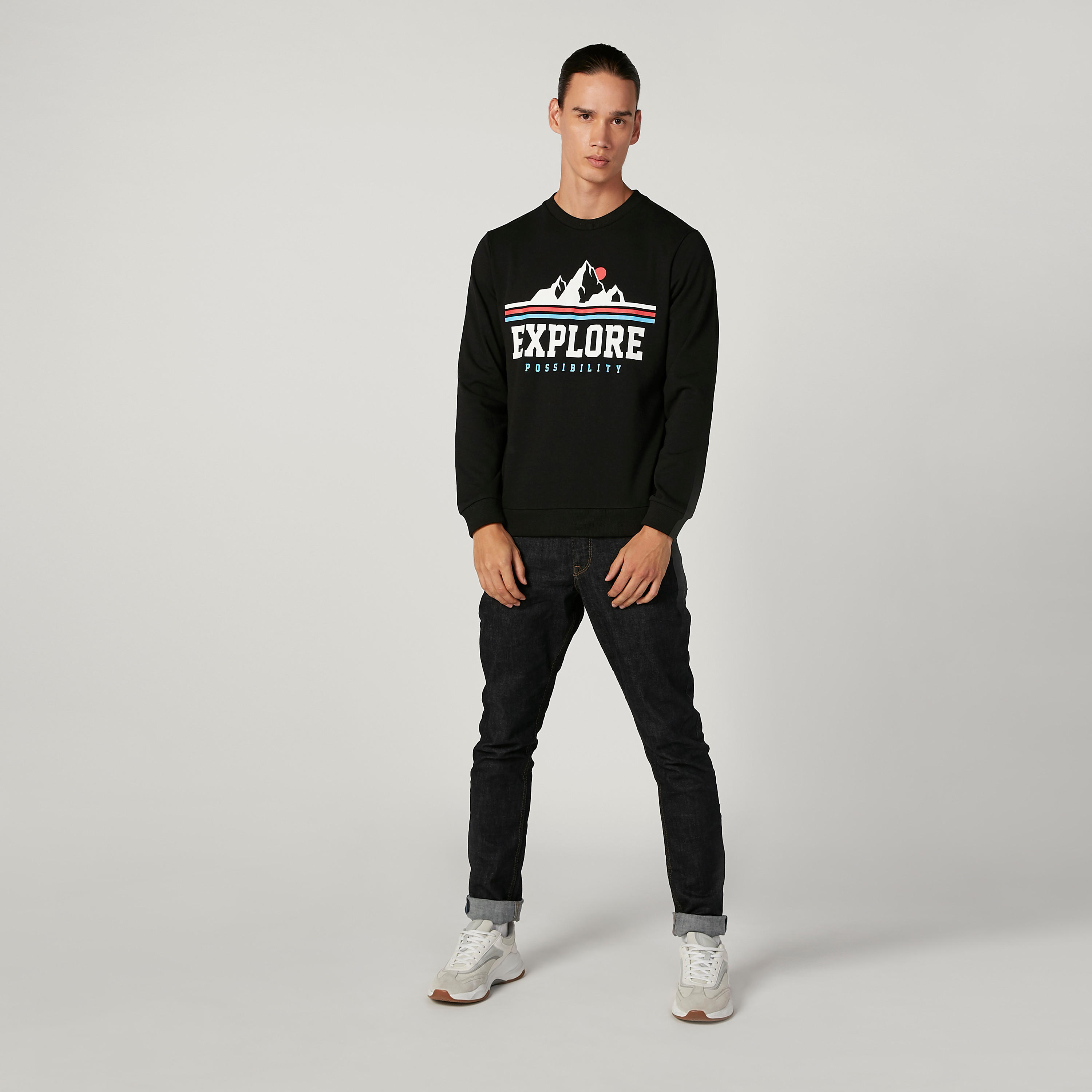 سويت شيرت مستدام بياقة ضيّقة وأكمام طويلة وطبعات-men-winterwear-hoodiesandsweatshirts-image-2
