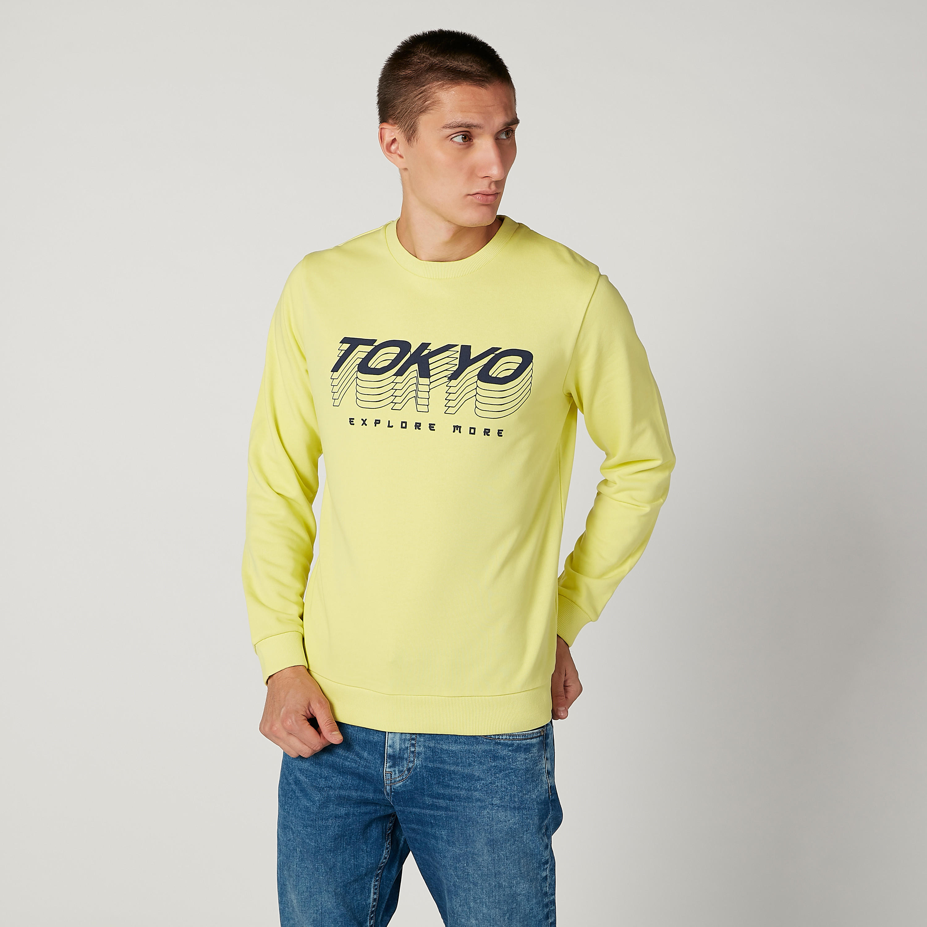 سويت شيرت مستدام بياقة مستديرة وأكمام طويلة وطبعات -men-winterwear-hoodiesandsweatshirts-image-1