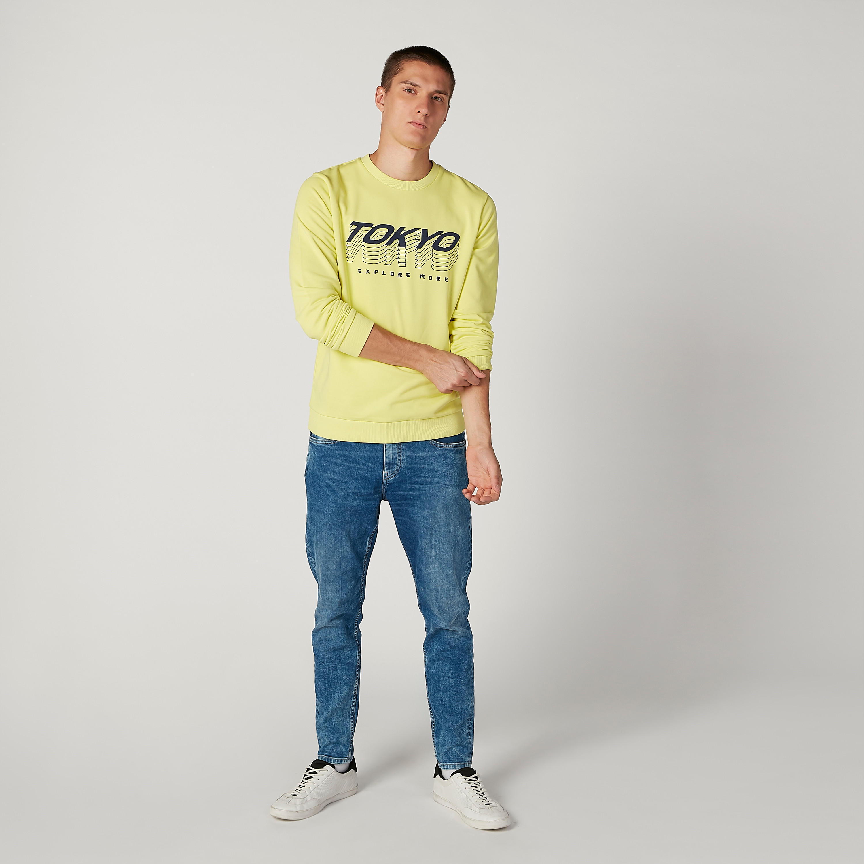 سويت شيرت مستدام بياقة مستديرة وأكمام طويلة وطبعات -men-winterwear-hoodiesandsweatshirts-image-2